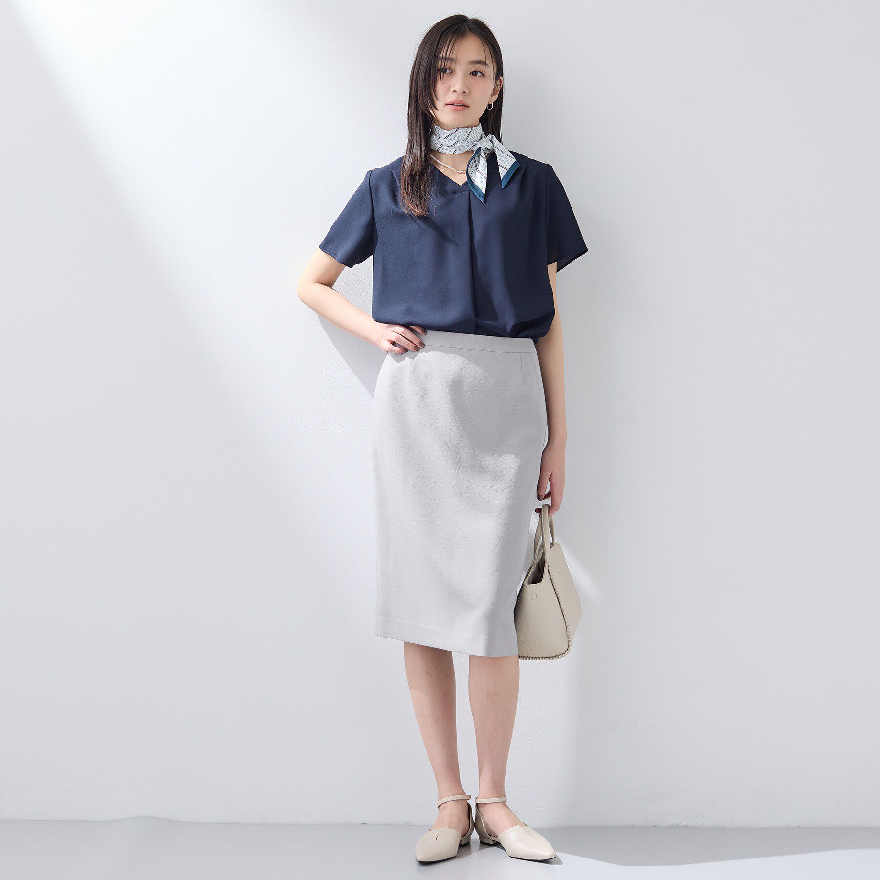 INDIVI「【洗える／UVケア】幾何学柄＆無地 タックVネック 半袖ブラウス」|シャツ・ブラウス|