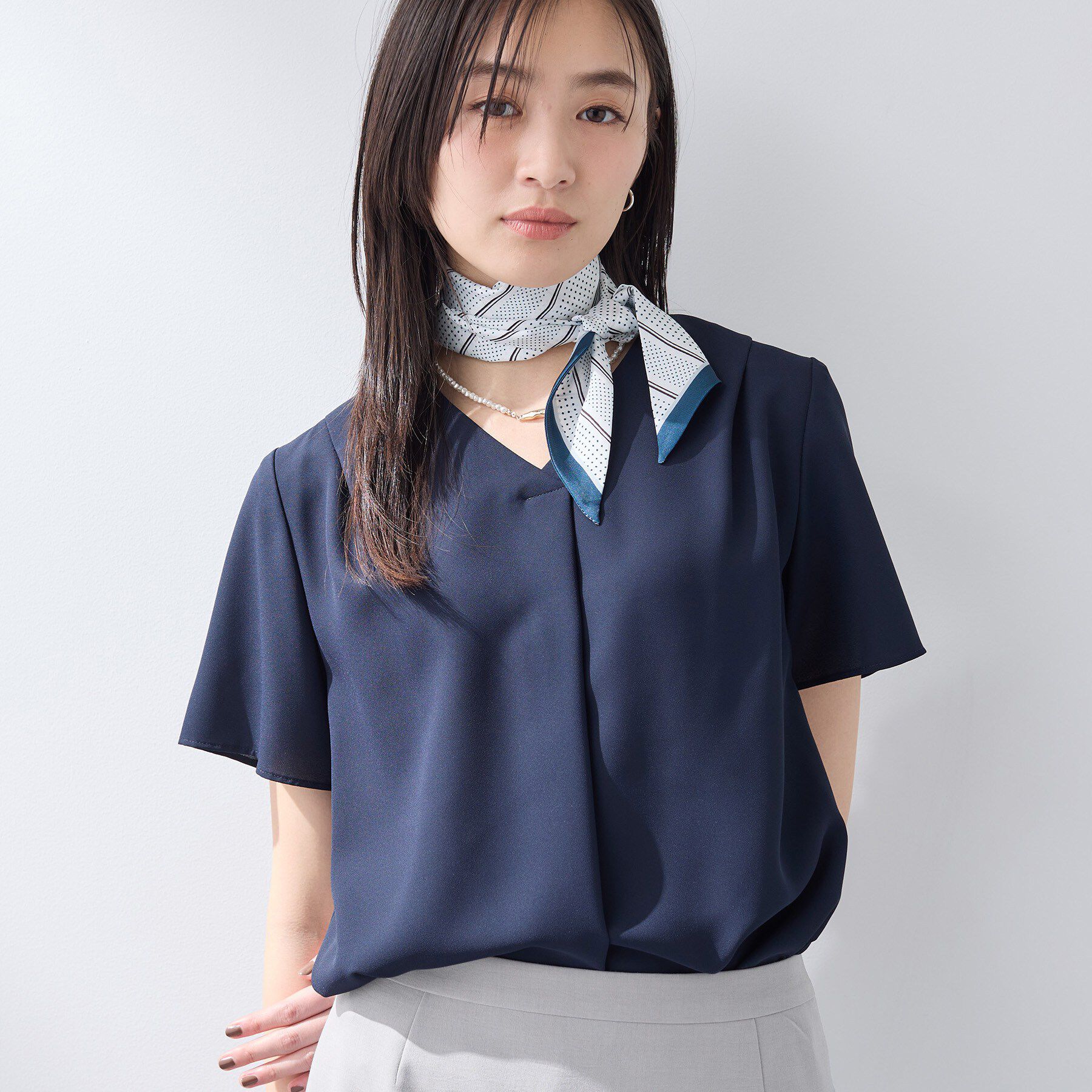 INDIVI「【洗える／UVケア】幾何学柄＆無地 タックVネック 半袖ブラウス」|シャツ・ブラウス|ネイビー(094)