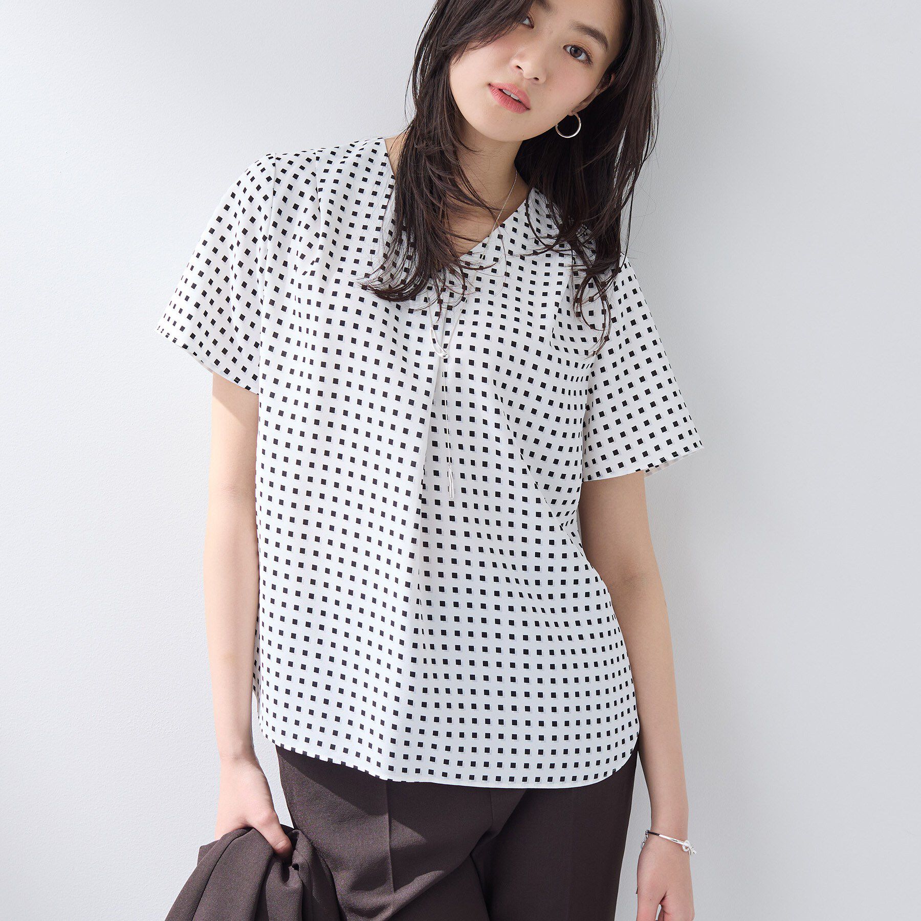 INDIVI「【洗える／UVケア】幾何学柄＆無地 タックVネック 半袖ブラウス」|シャツ・ブラウス|ホワイト(101)