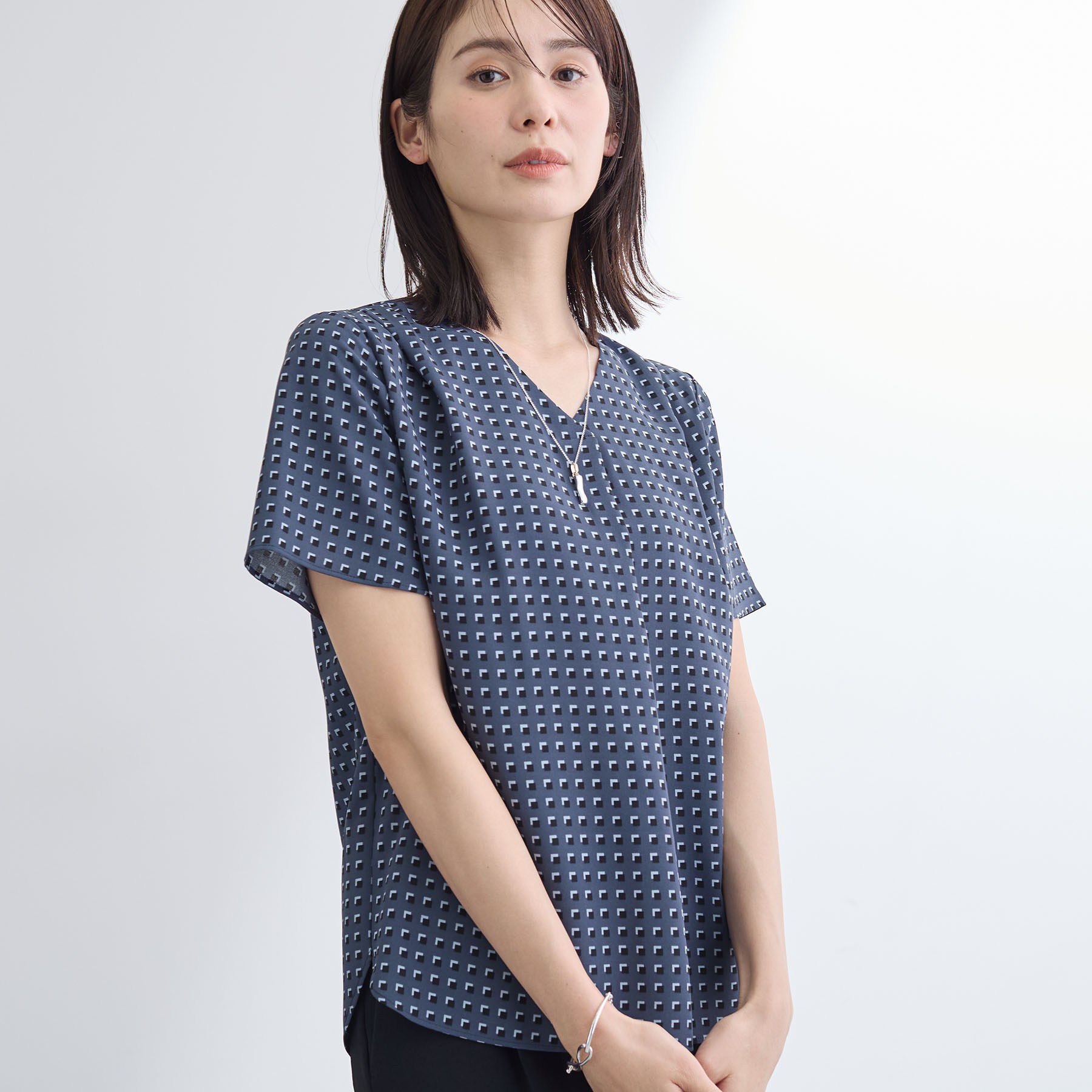 INDIVI「【洗える／UVケア】幾何学柄＆無地 タックVネック 半袖ブラウス」|シャツ・ブラウス|チャコールグレー(1