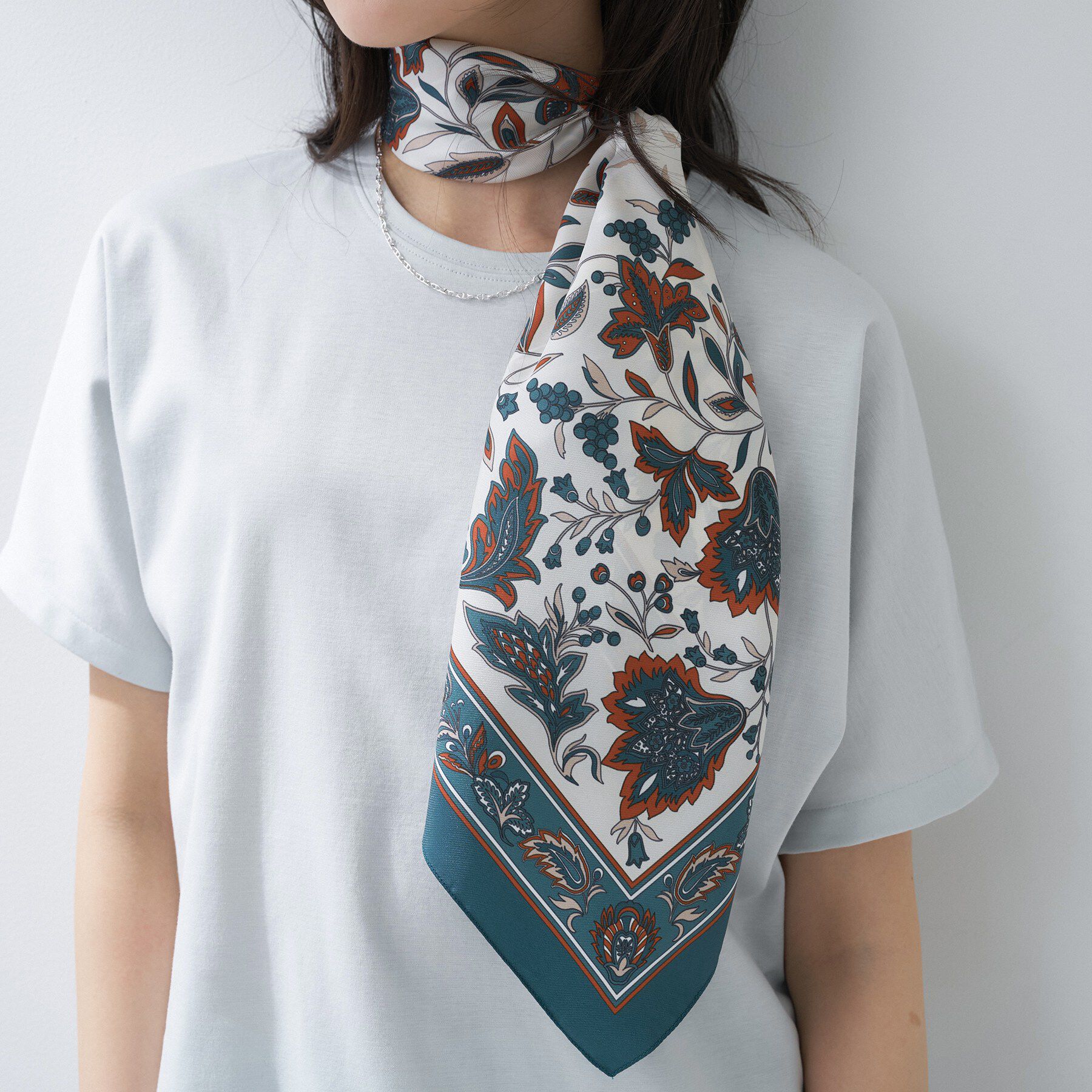 INDIVI「【60cm四方】リーフ柄スカーフ」|バンダナ・スカーフ|