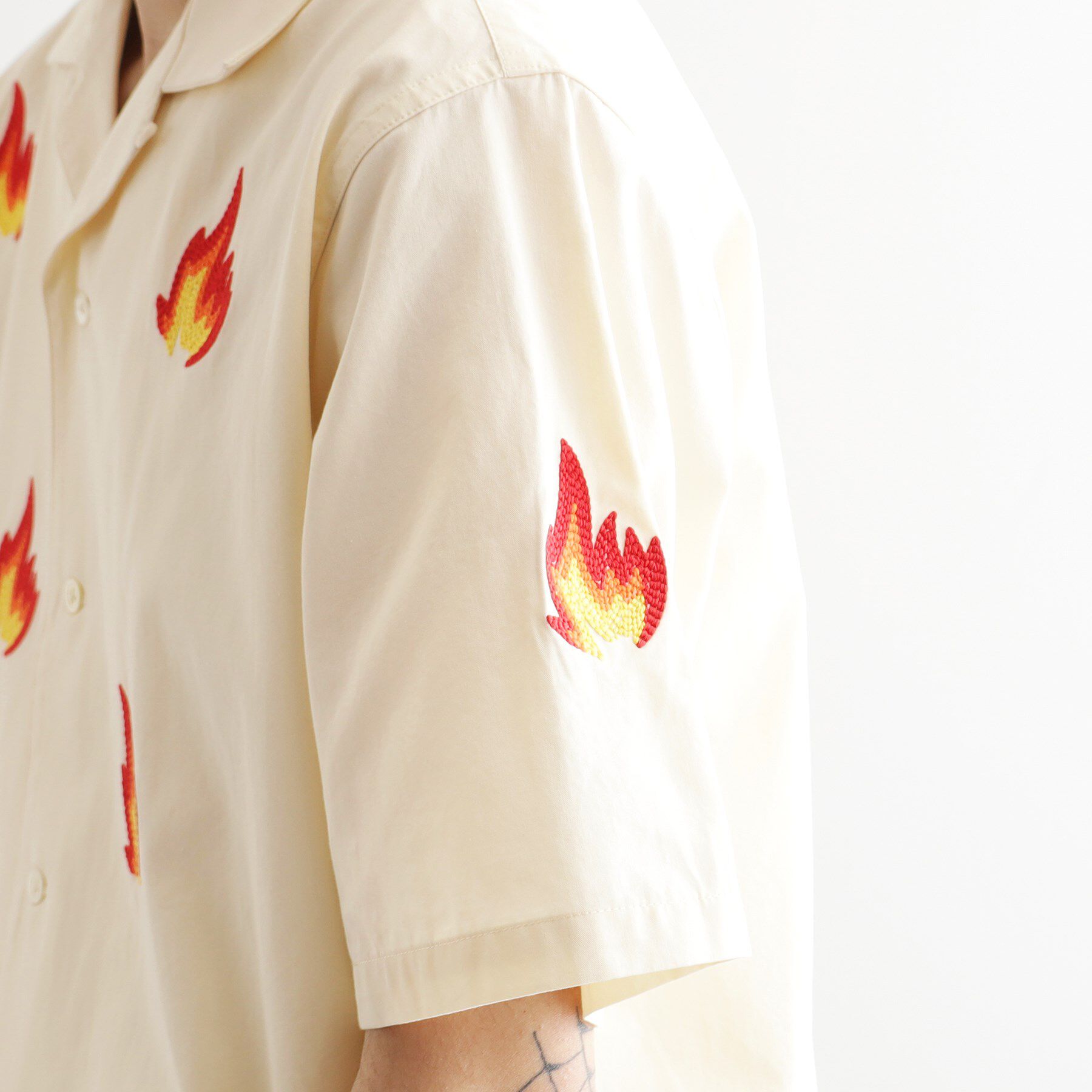 tk.TAKEO KIKUCHI「K&rsquo;PJT by AYUTA 『炎刺繍シャツ』」|シャツ・ブラウス|