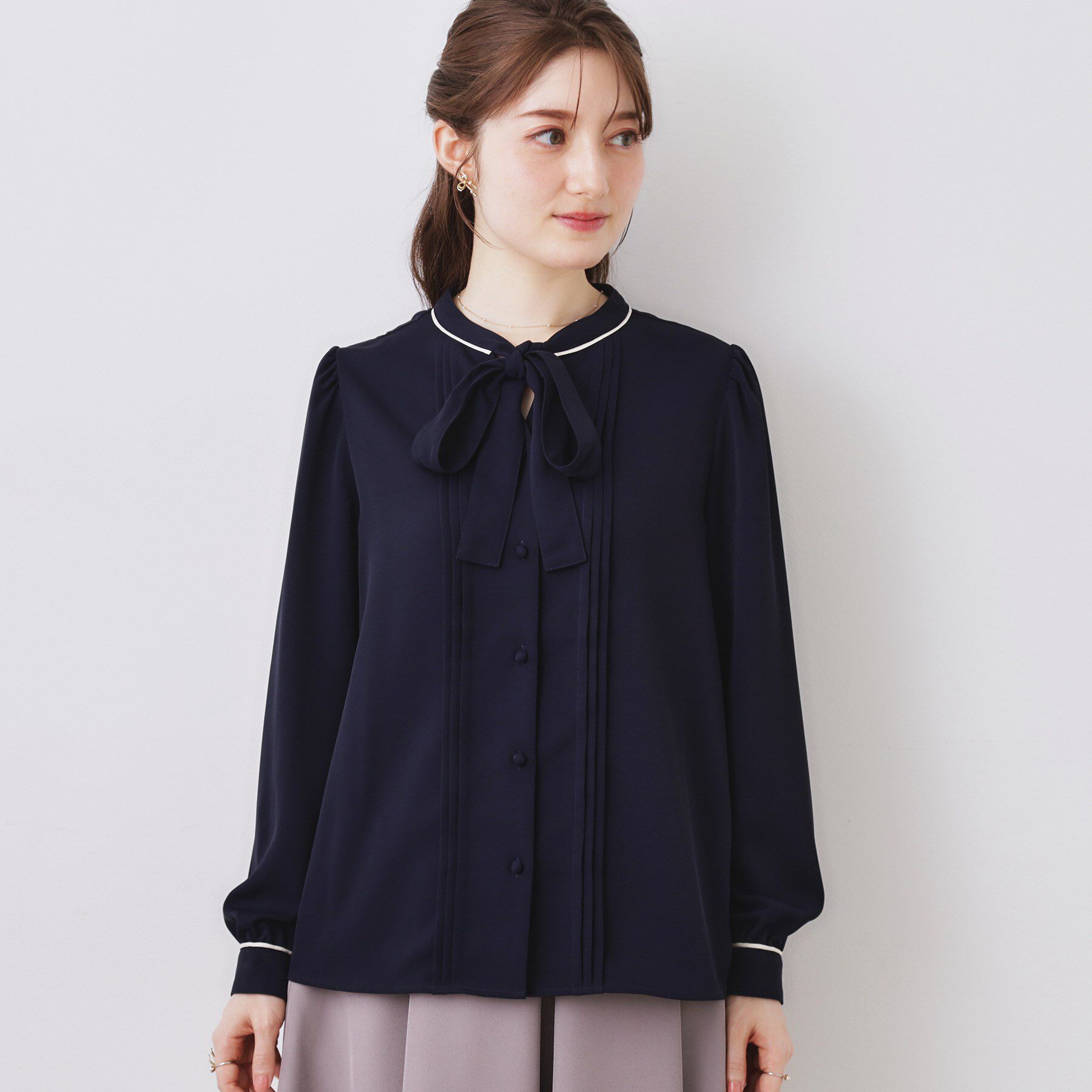 Couture broach「【ハレの日・通勤】配色タックタイブラウス」|シャツ・ブラウス|