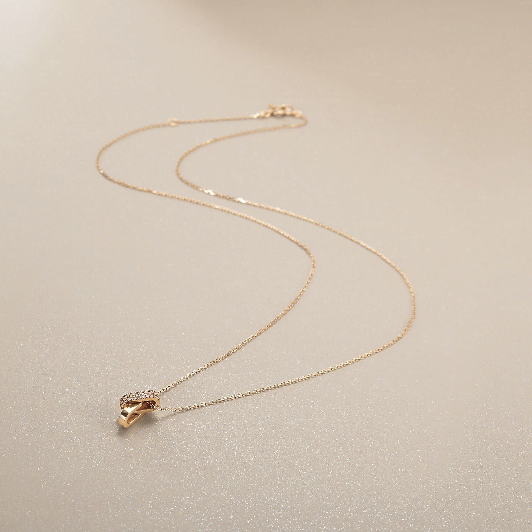 COCOSHNIK「K10ダイヤモンド アシンメトリークロス ネックレス」|ネックレス|