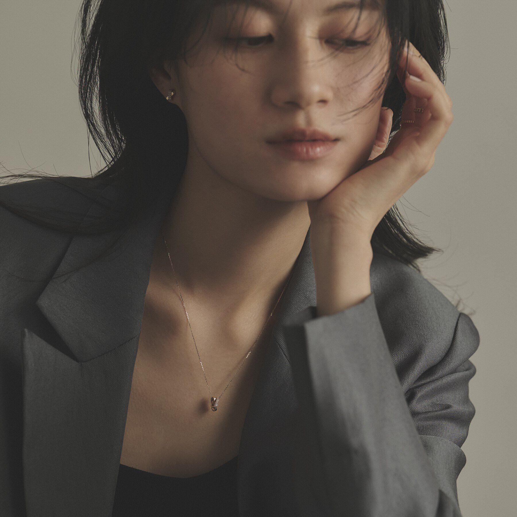 COCOSHNIK「K10ダイヤモンド アシンメトリークロス ネックレス」|ネックレス|