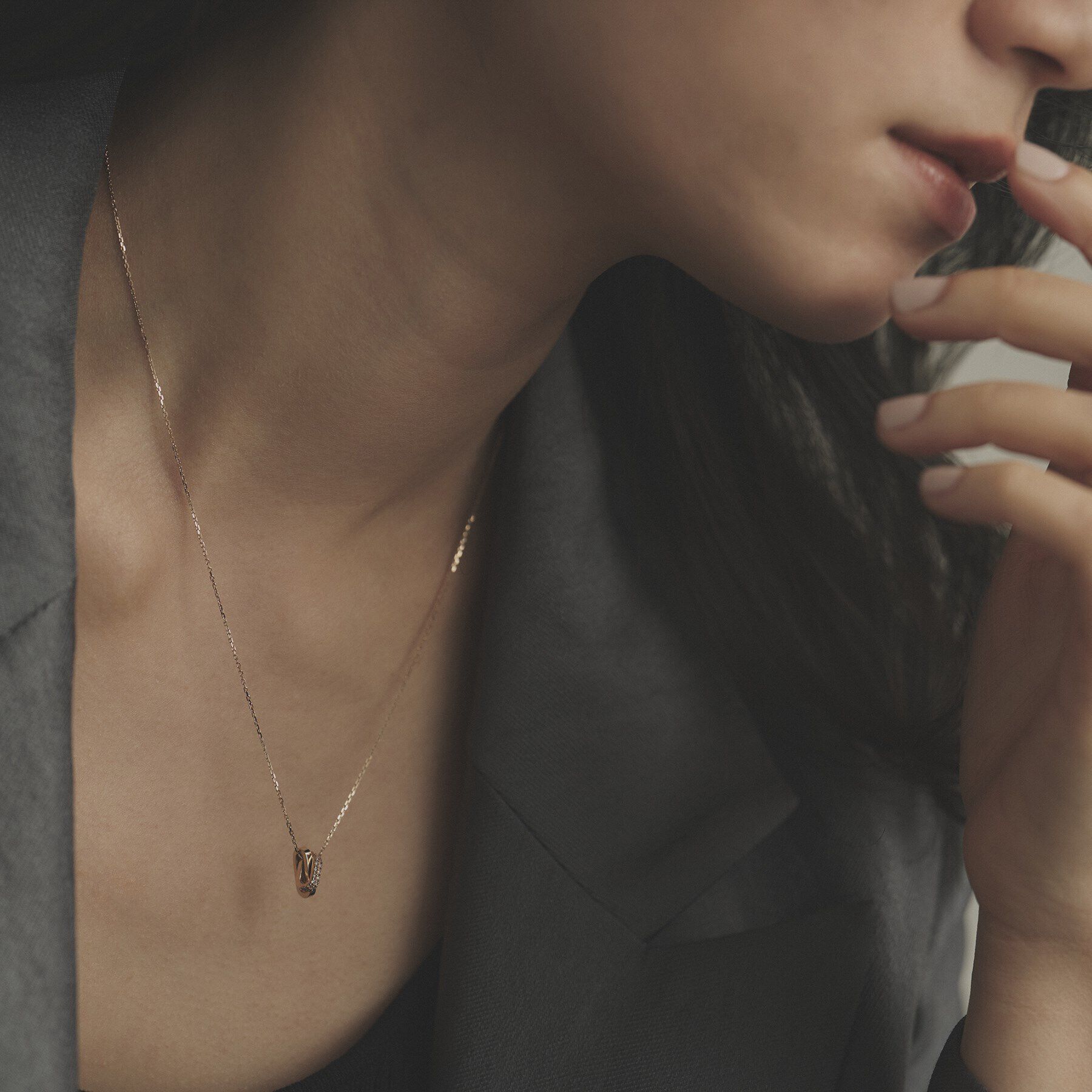 COCOSHNIK「K10ダイヤモンド アシンメトリークロス ネックレス」|ネックレス|