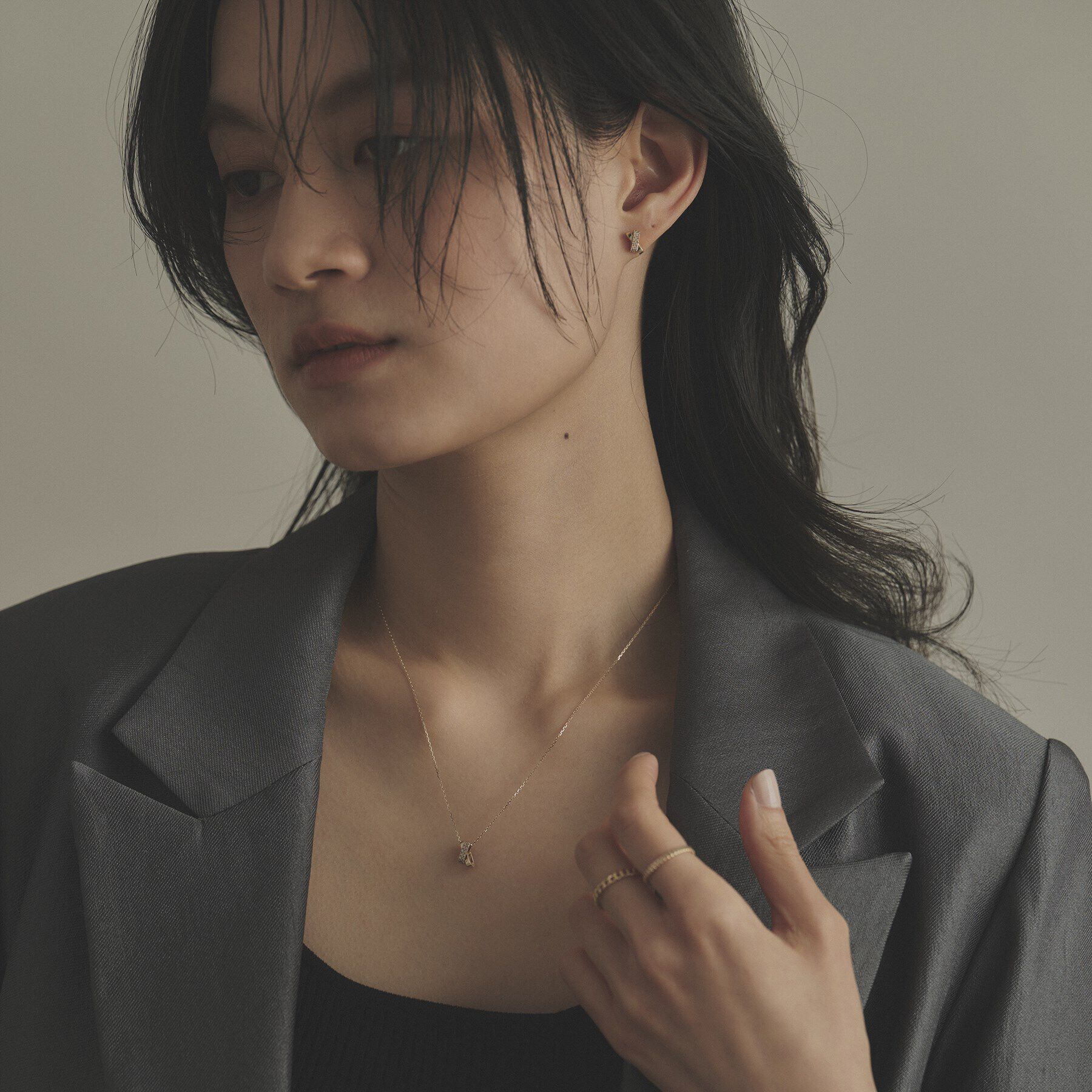 COCOSHNIK「K10ダイヤモンド アシンメトリークロス ネックレス」|ネックレス|