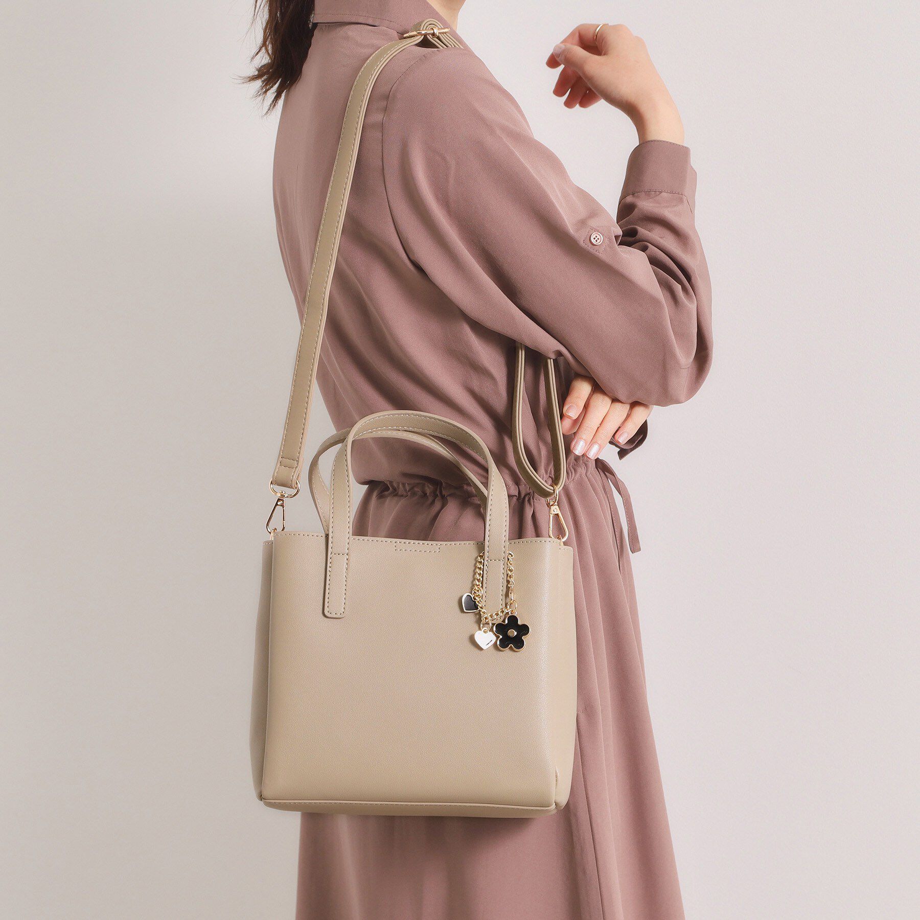 ITS&rsquo;DEMO「フラワーチャーム付2WAYトート」|ハンドバッグ|グレージュ(050)