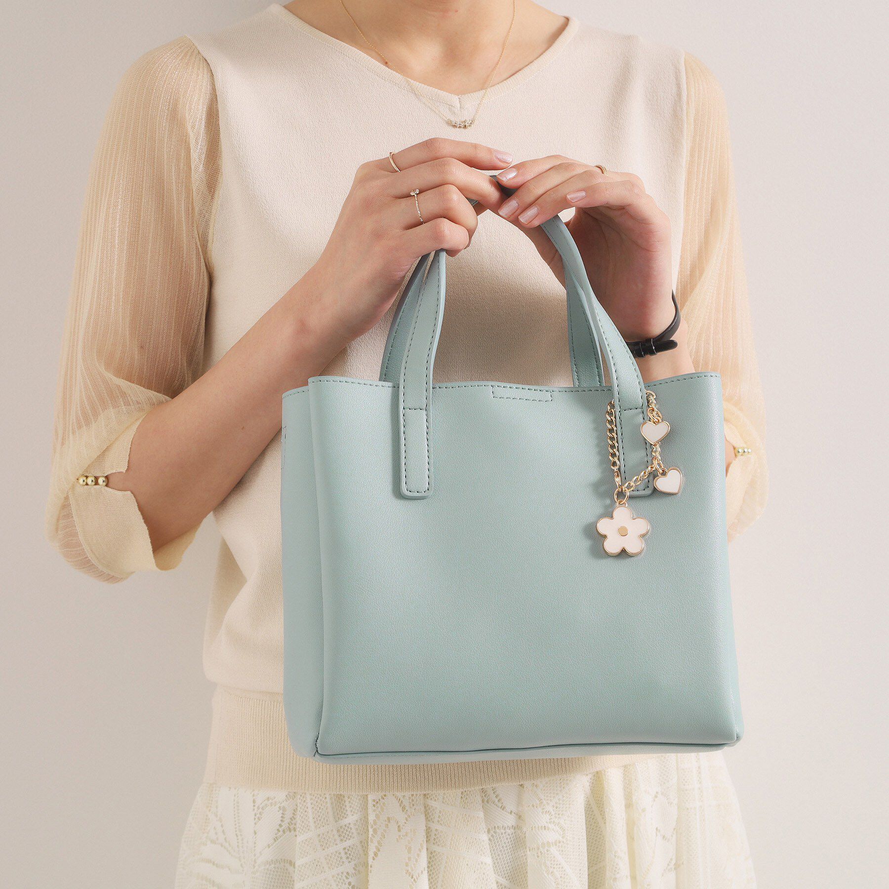 ITS&rsquo;DEMO「フラワーチャーム付2WAYトート」|ハンドバッグ|サックスブルー(09