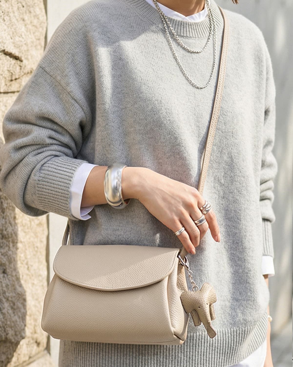 STYLE DELI「【DELI by】エレファントチャーム付きリアルレザーショルダーバッグ」|ショルダー・メッセンジャー|グレージュ