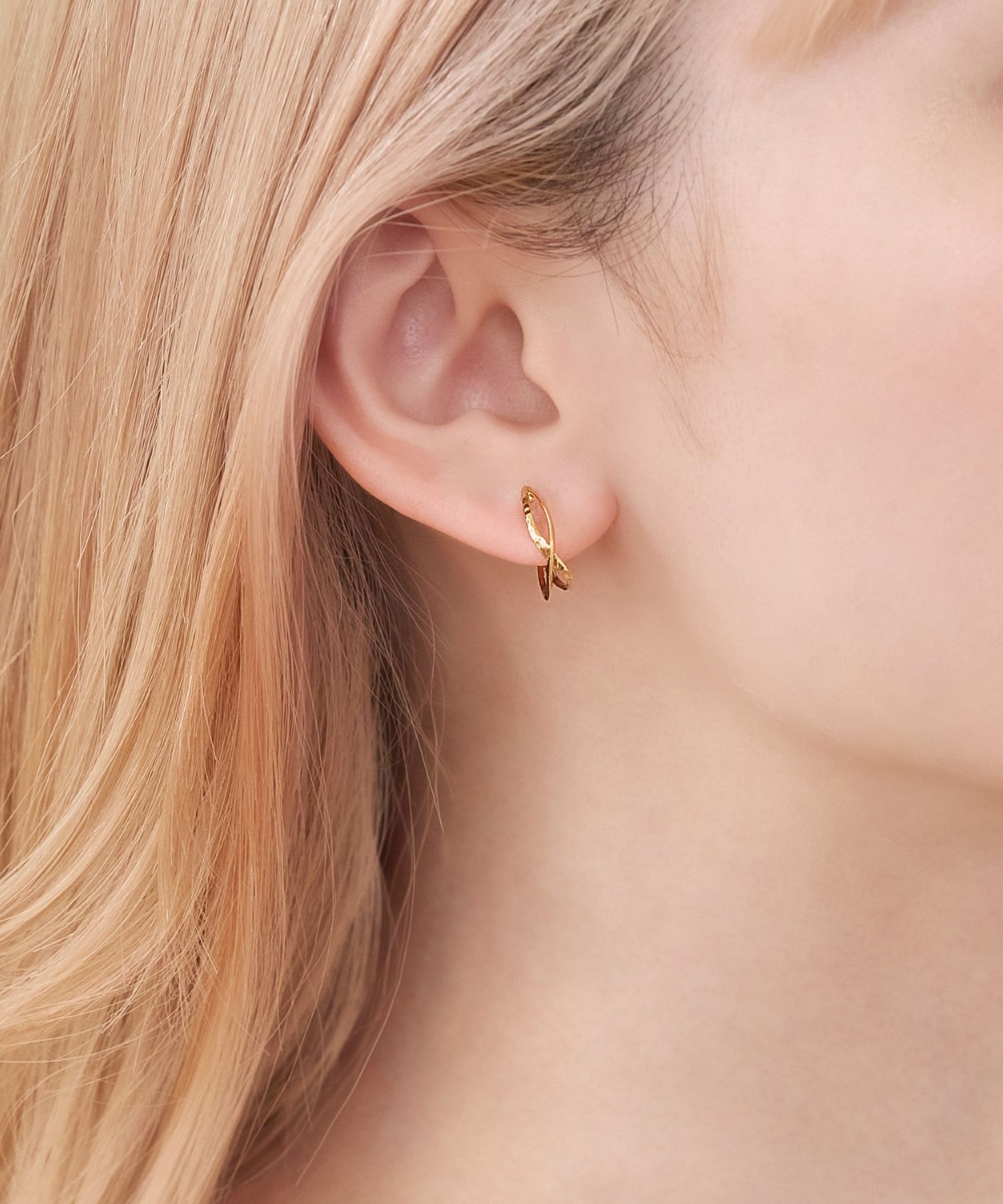 Phoebe「【シリーズ累計販売10000点突破！】アレルギー対応痛くないシリーズクリスタルループフィットイヤリング」|イヤリング|