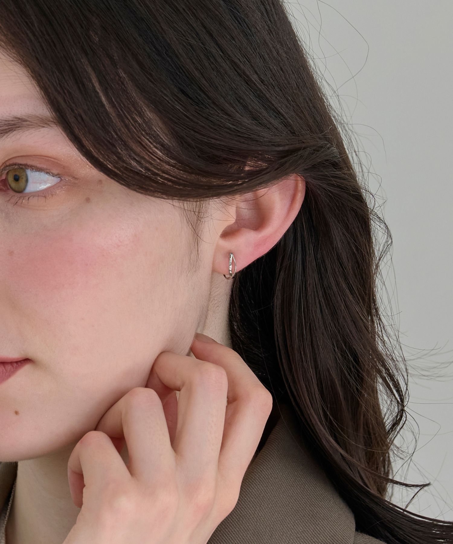 Phoebe「【シリーズ累計販売10000点突破】金属アレルギー対応痛くないシリーズ クリスタルループフィットイヤリング」|イヤリング|