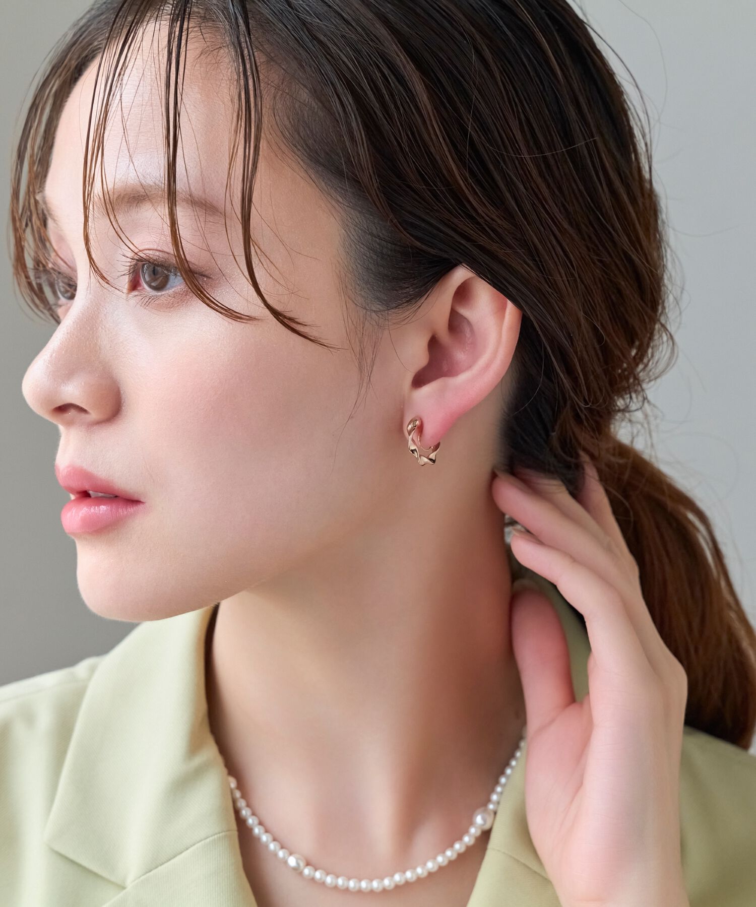 Phoebe「【金属アレルギー対応/痛くないシリーズ】メタルループフィットイヤリング　シャンパンゴールド」|イヤリング|