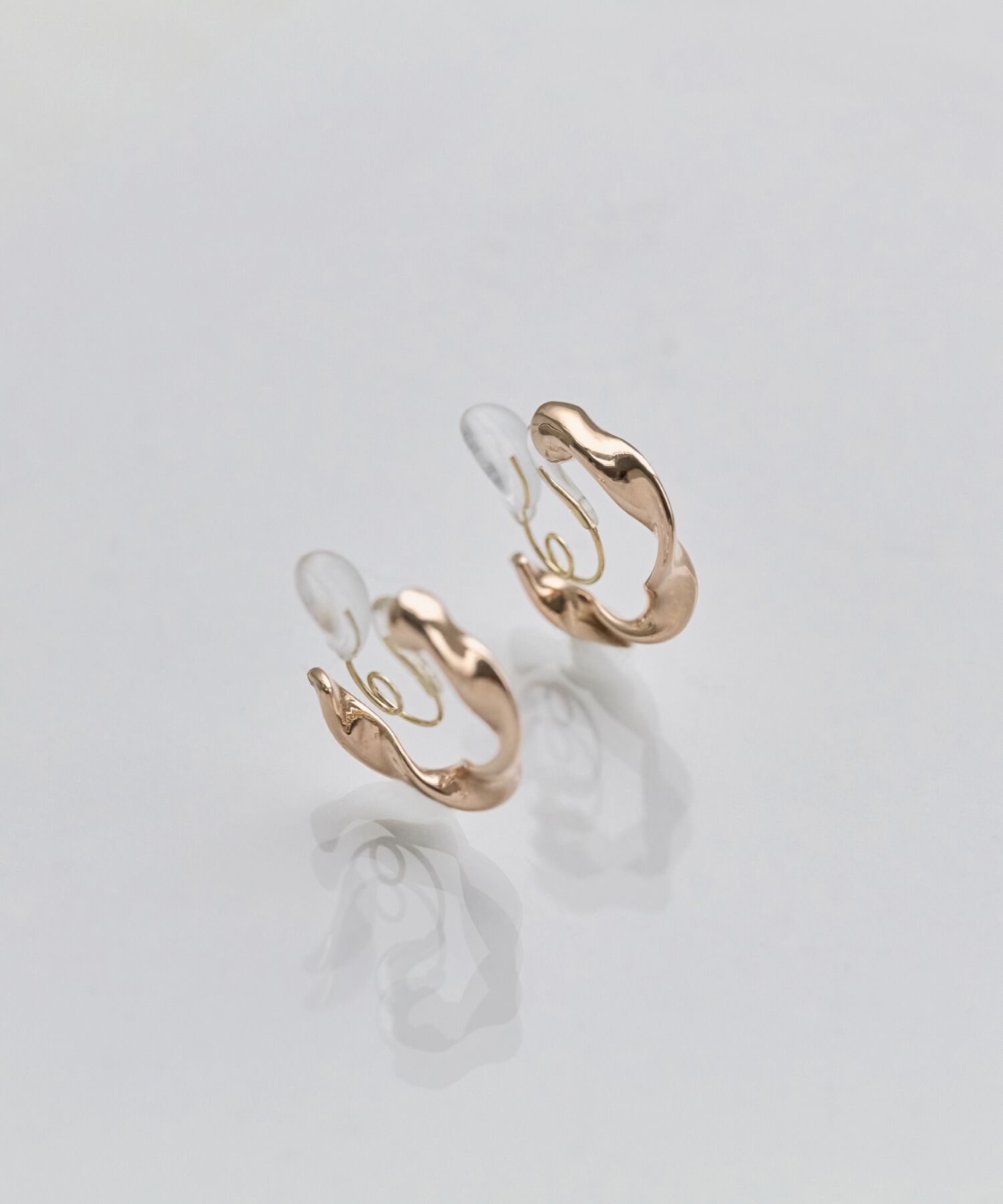 Phoebe「【金属アレルギー対応/痛くないシリーズ】メタルループフィットイヤリング　シャンパンゴールド」|イヤリング|