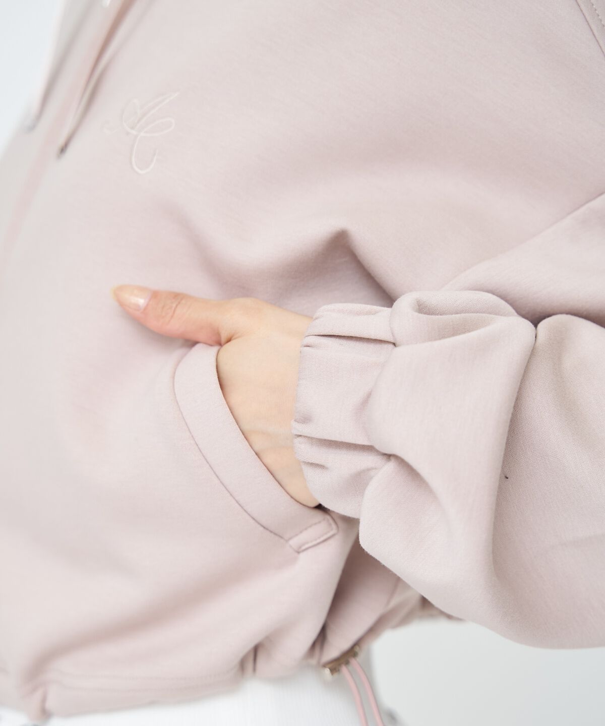 アンドクチュール「ロゴ刺繍ZIPパーカー」|パーカー|