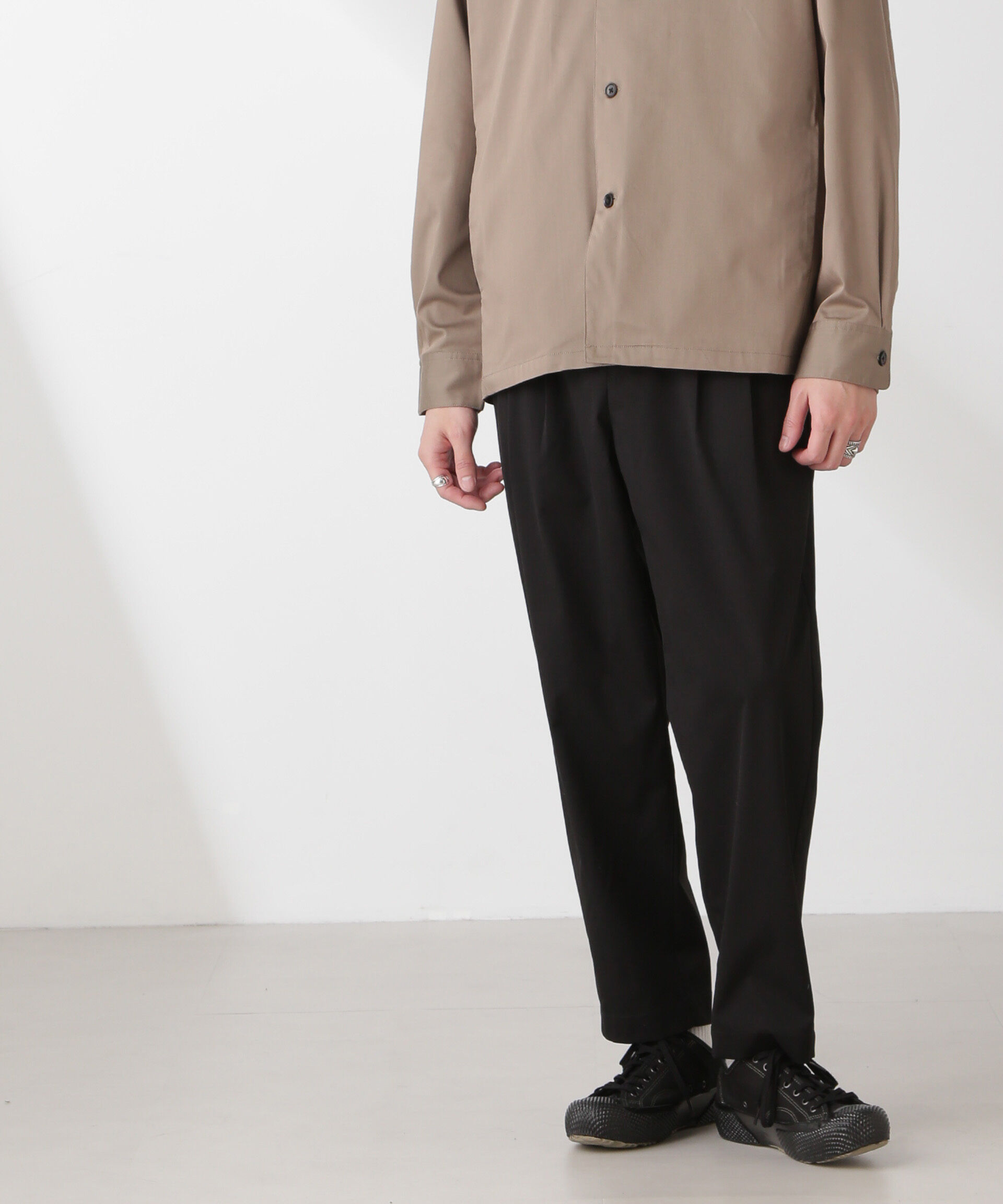 nano･universe「コットンライクツイルツータックテーパードイージーパンツ」|チノ|