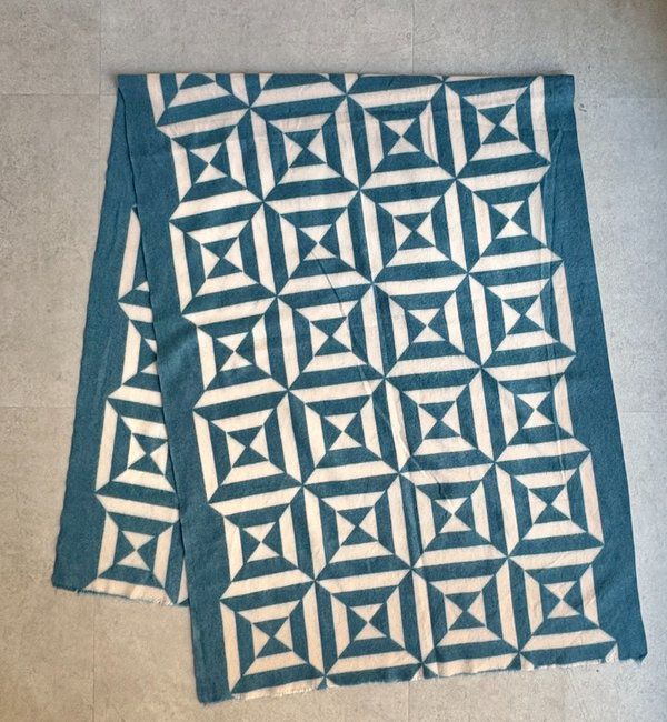  「【WEB限定】幾何柄プリントストール」|マフラー|