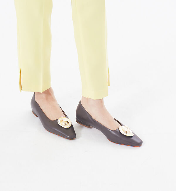 AU BANNISTER「メタルモチーフフラットパンプス」|パンプス|