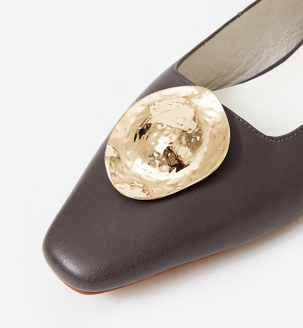 AU BANNISTER「メタルモチーフフラットパンプス」|パンプス|