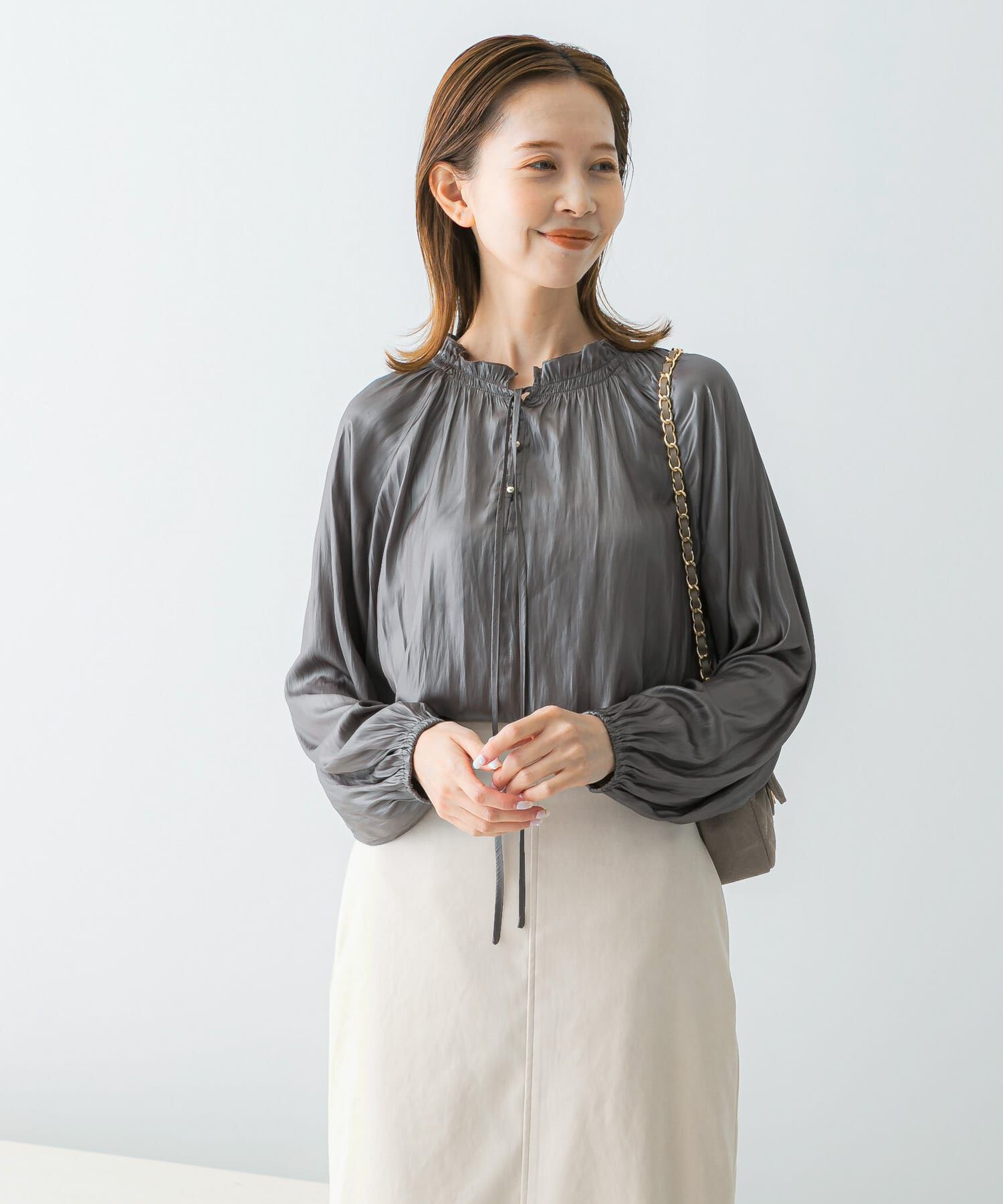 URBAN RESEARCH ROSSO「グロッシー2WAYネックギャザーブラウス」|シャツ・ブラウス|