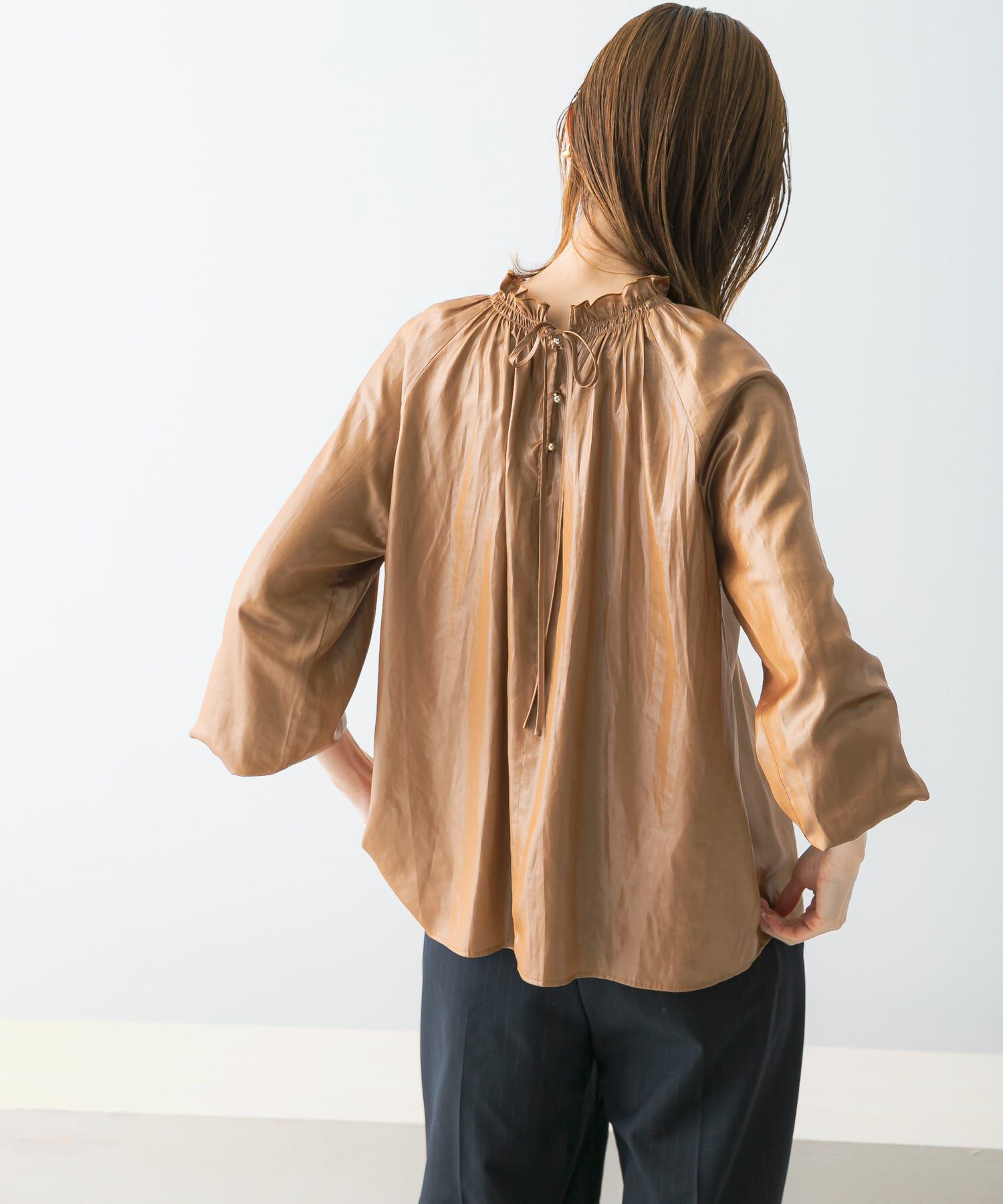 URBAN RESEARCH ROSSO「グロッシー2WAYネックギャザーブラウス」|シャツ・ブラウス|