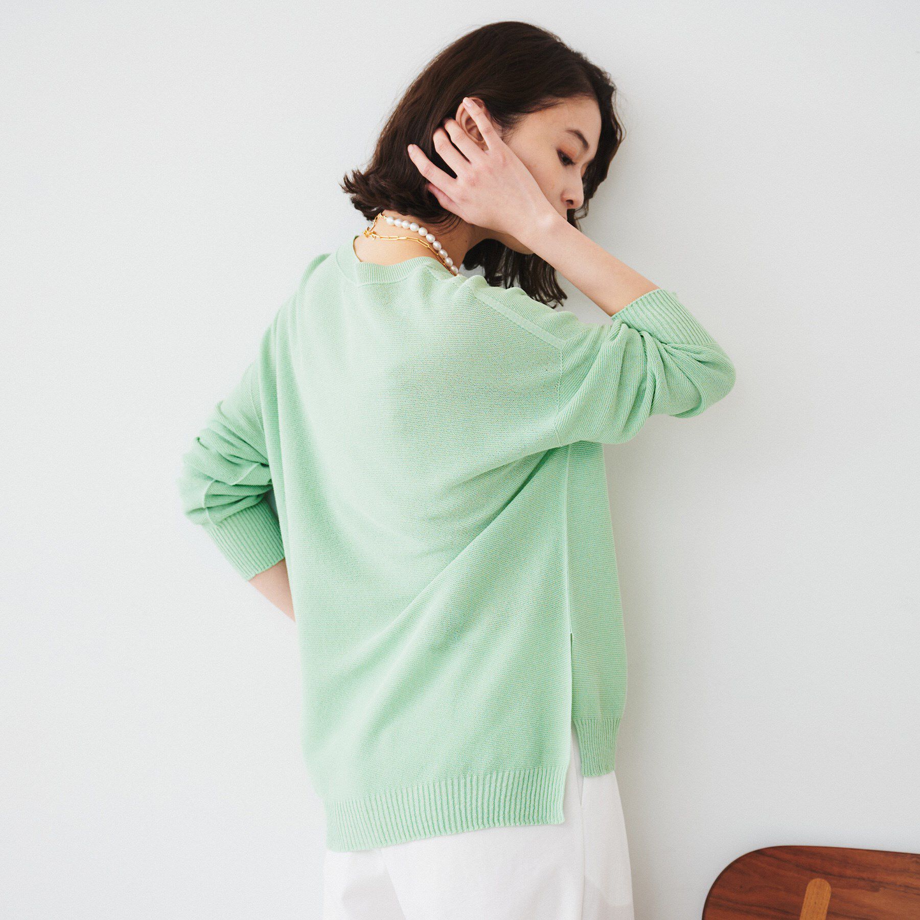 UNTITLED「【体型カバー/清涼感】サイドスリット Vネックニット」|ニット・セーター|