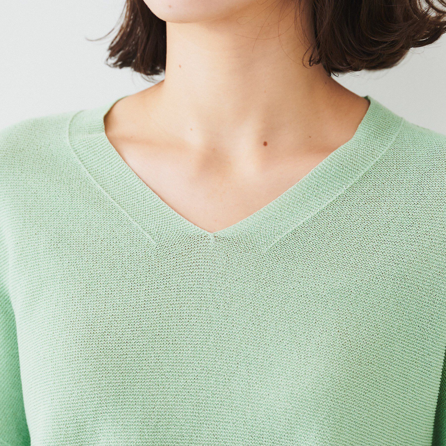 UNTITLED「【体型カバー/清涼感】サイドスリット Vネックニット」|ニット・セーター|