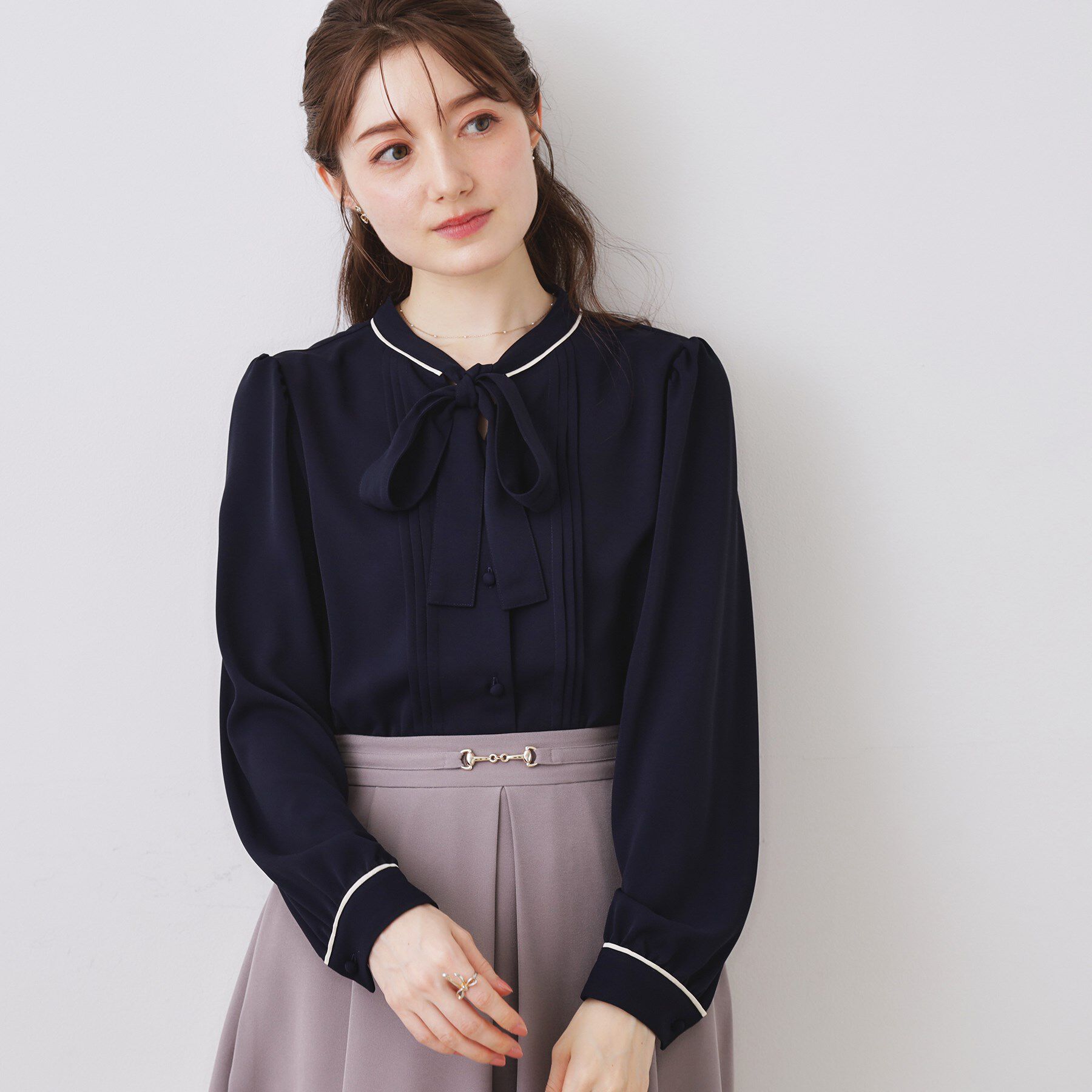 Couture broach「【ハレの日・通勤】配色タックタイブラウス」|シャツ・ブラウス|