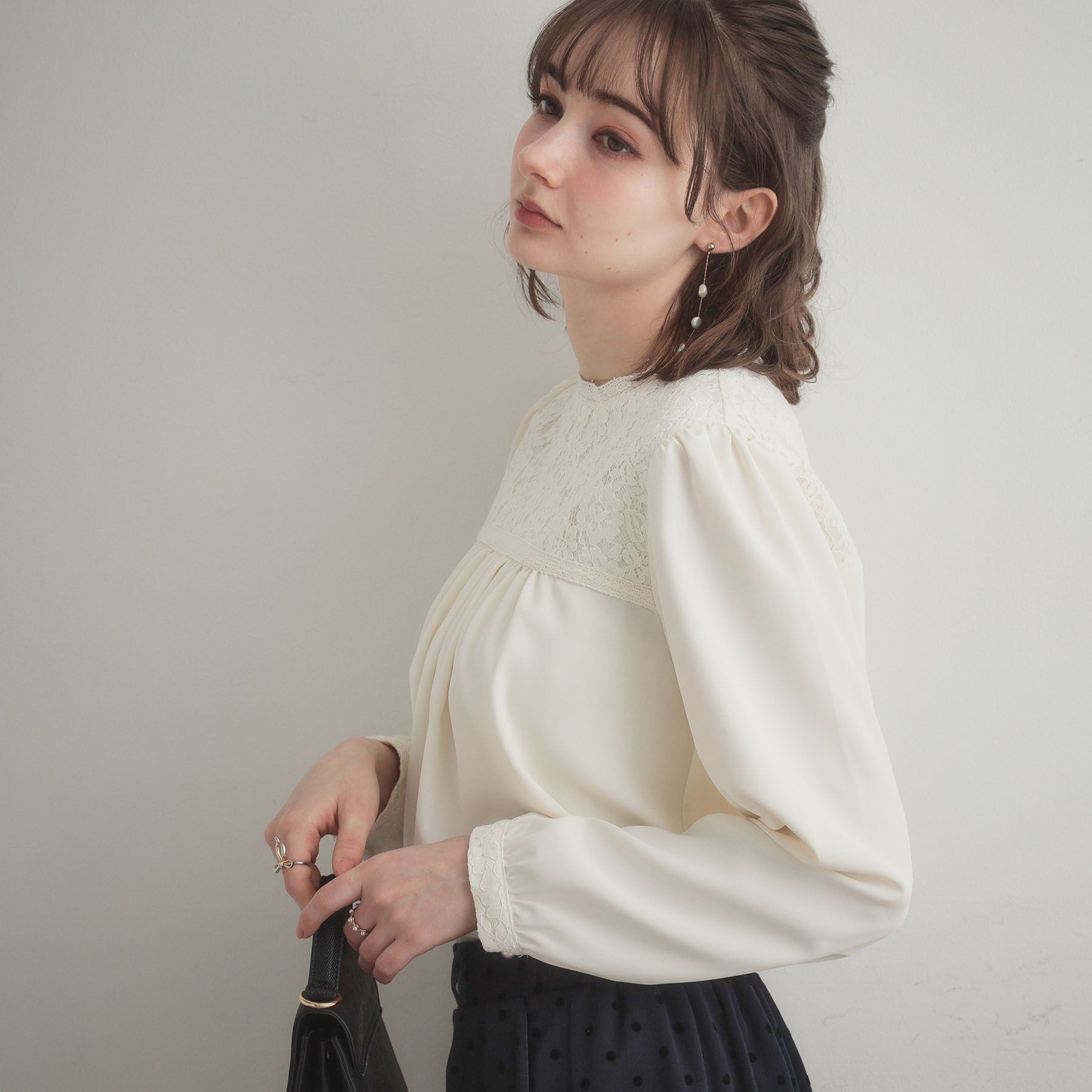 Couture broach「【ハレの日・通勤】レースドッキング ブラウス」|シャツ・ブラウス|