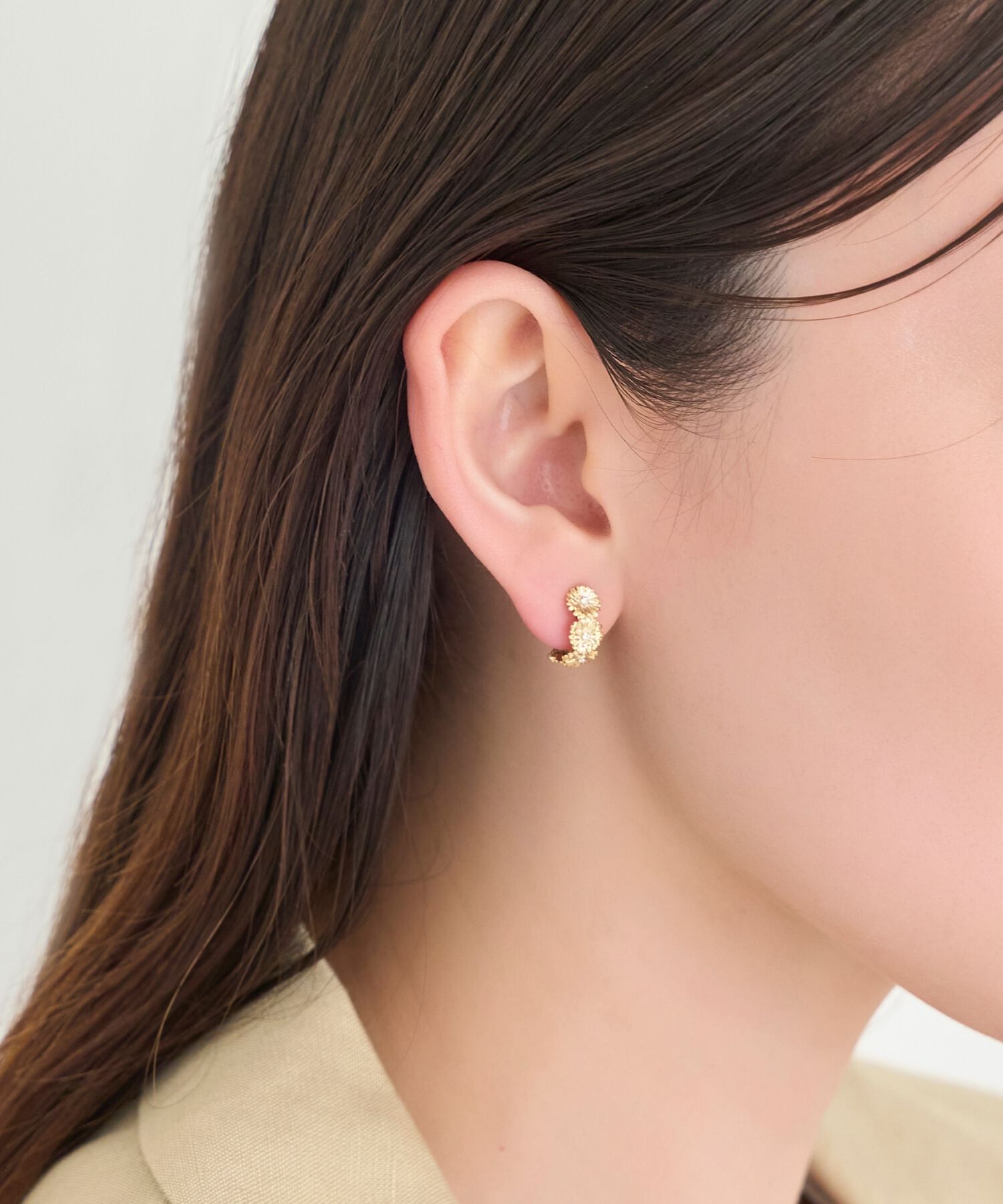 Phoebe「【痛くないシリーズ/金属アレルギー対応】マーガレットフラワーフープライトフィットイヤリング　ゴールド」|イヤリング|