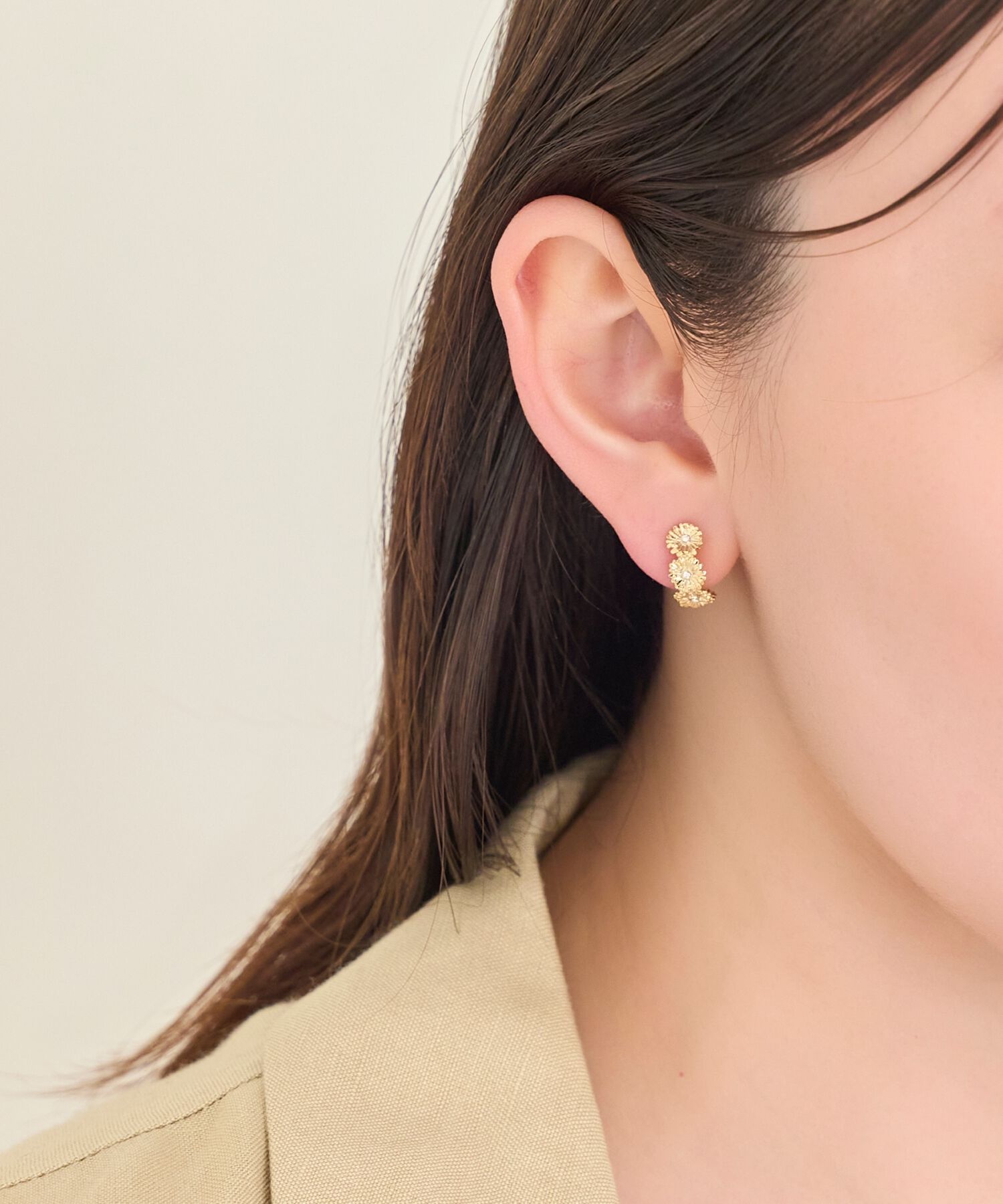 Phoebe「【痛くないシリーズ/金属アレルギー対応】マーガレットフラワーフープライトフィットイヤリング　ゴールド」|イヤリング|