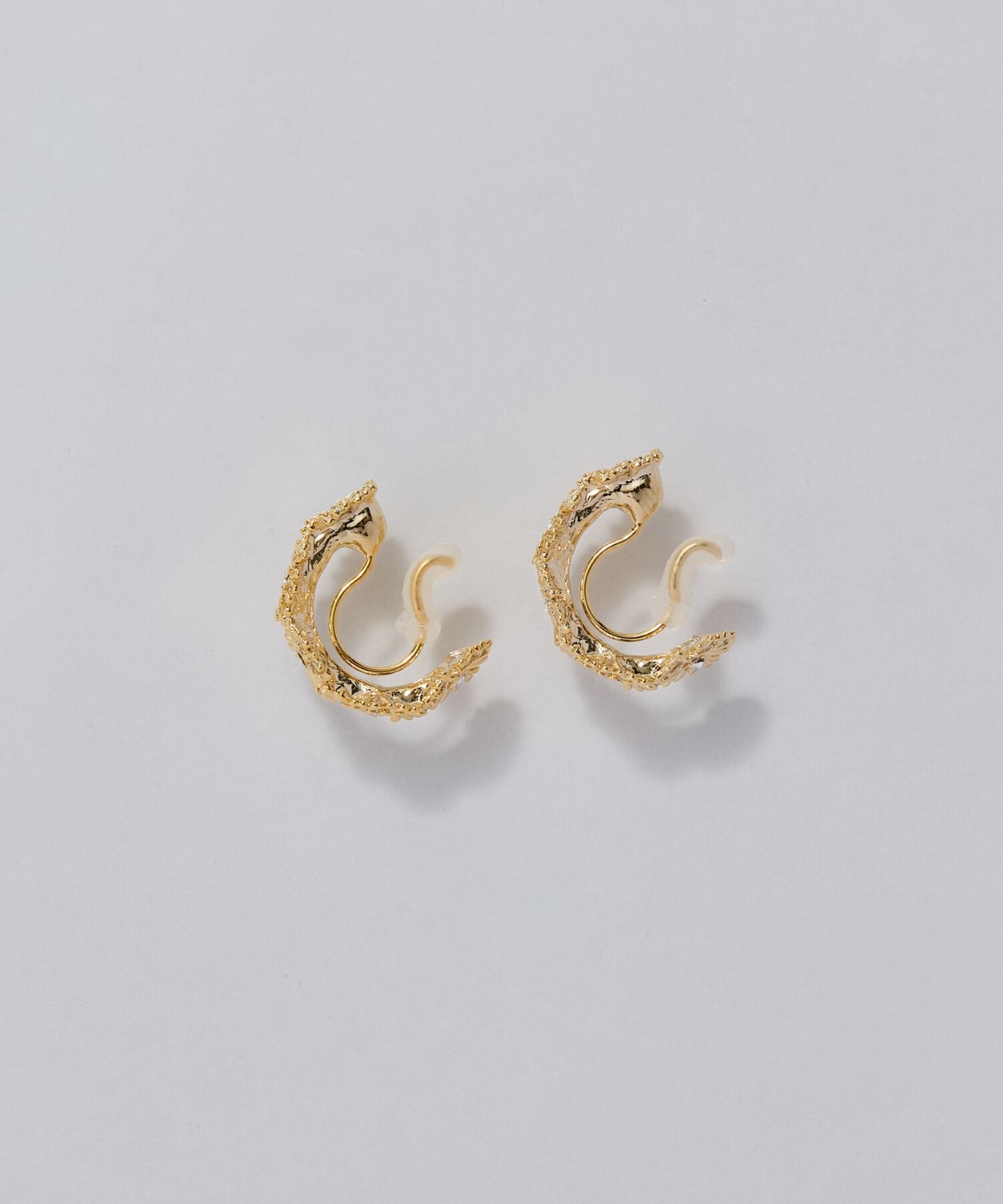 Phoebe「【痛くないシリーズ/金属アレルギー対応】マーガレットフラワーフープライトフィットイヤリング　ゴールド」|イヤリング|