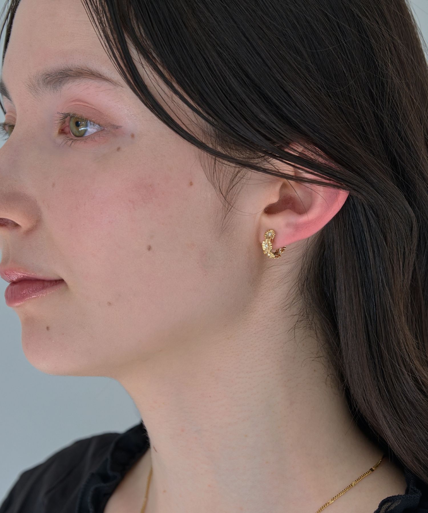 Phoebe「【痛くないシリーズ/金属アレルギー対応】マーガレットフラワーフープライトフィットイヤリング　ゴールド」|イヤリング|