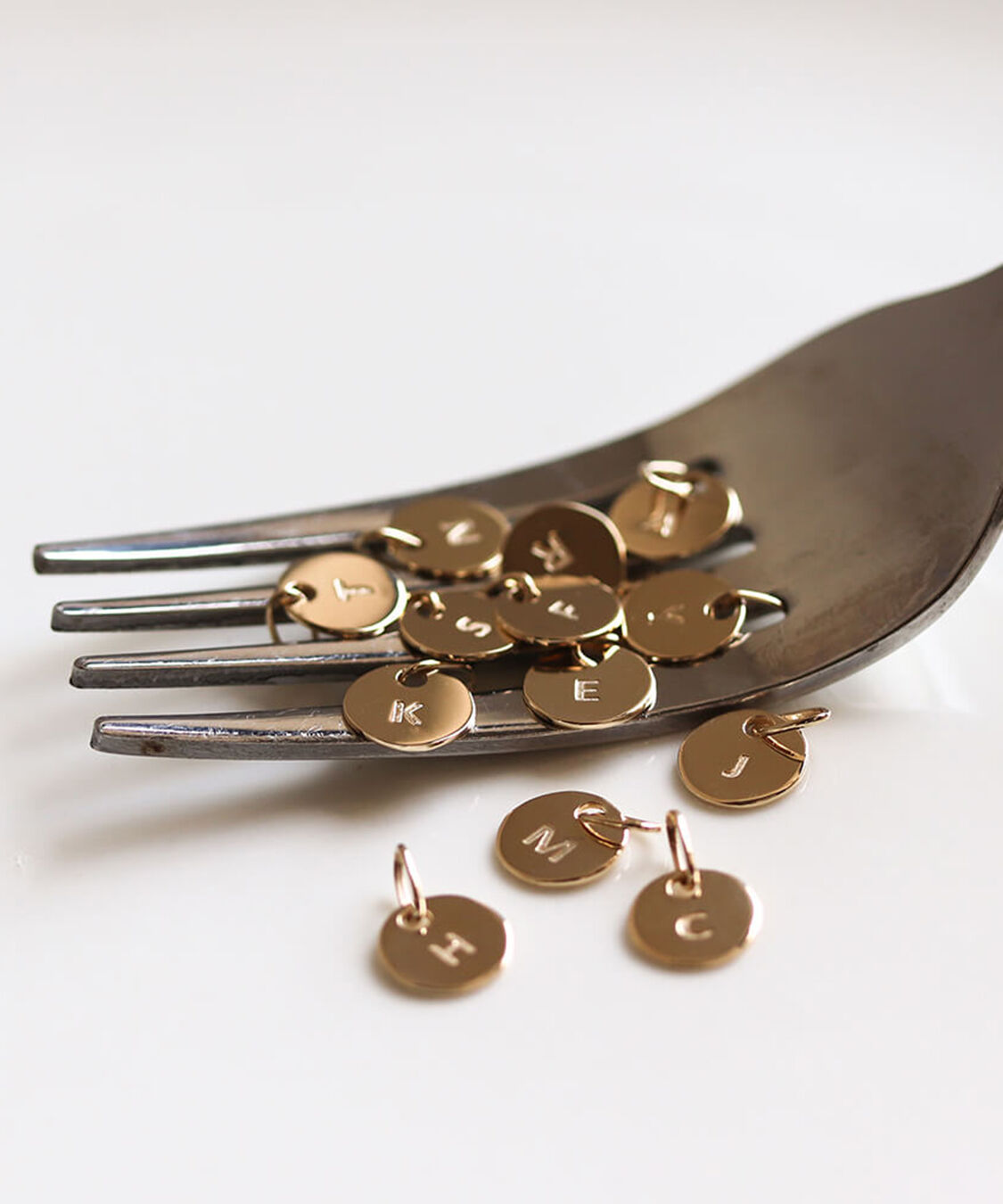  「ゴールド コイン イニシャル チャーム | K10YG」|ネックレス|A