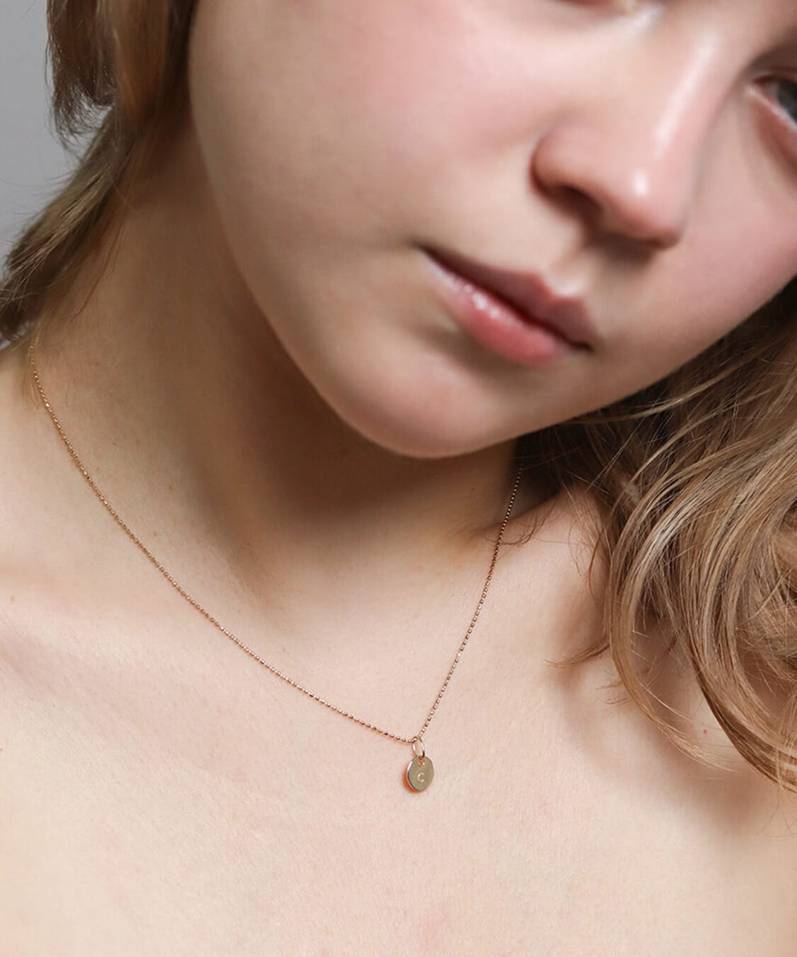  「ゴールド コイン イニシャル チャーム | K10YG」|ネックレス|C