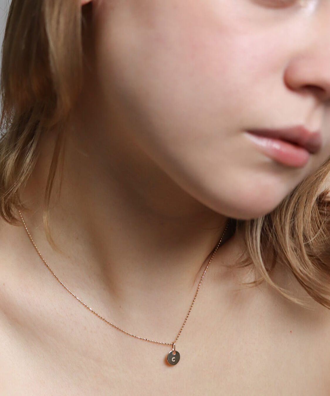  「ゴールド コイン イニシャル チャーム | K10YG」|ネックレス|