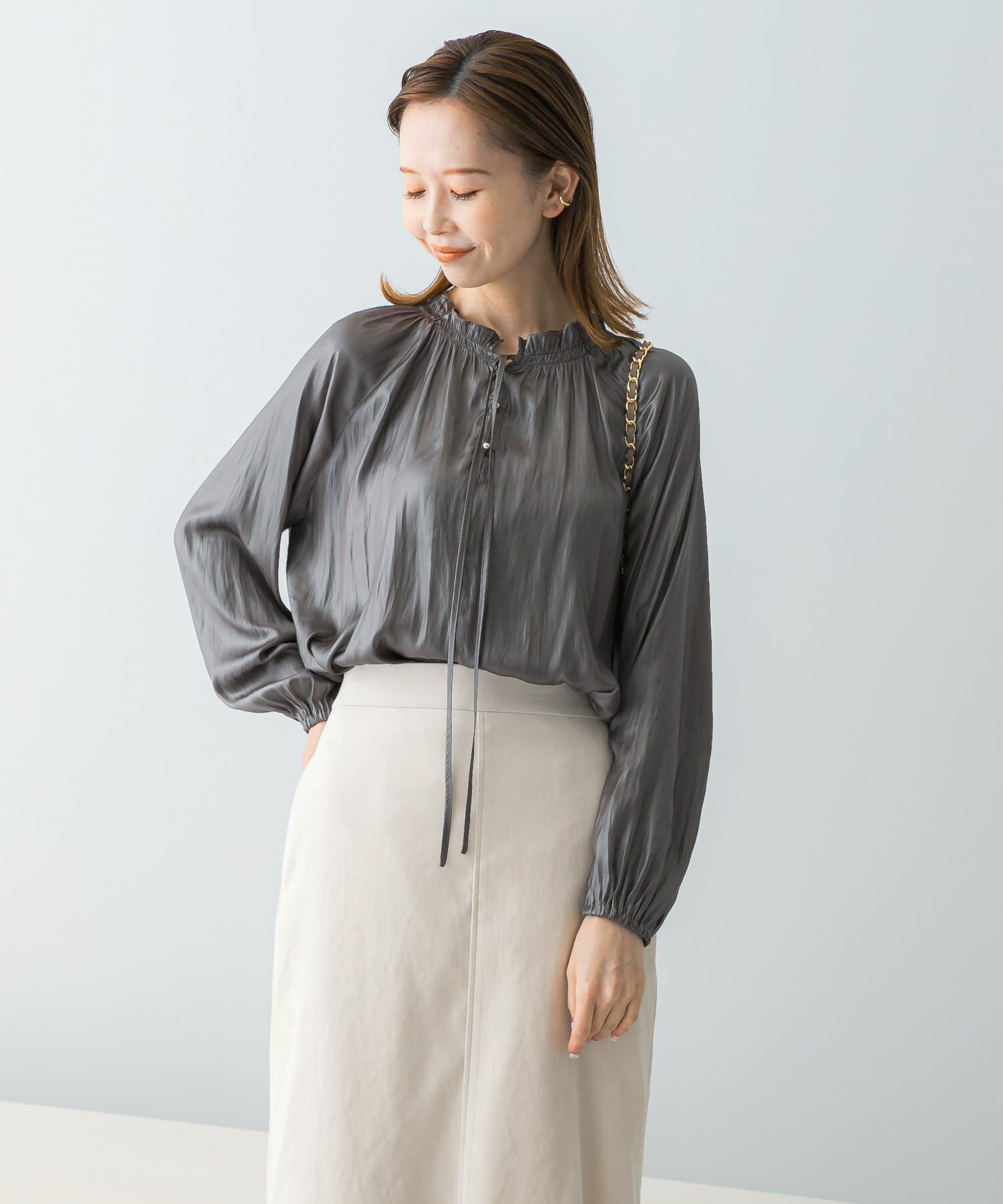 URBAN RESEARCH ROSSO「グロッシー2WAYネックギャザーブラウス」|シャツ・ブラウス|