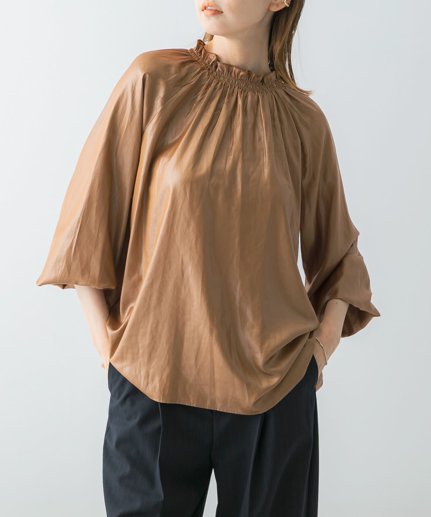 URBAN RESEARCH ROSSO「グロッシー2WAYネックギャザーブラウス」|シャツ・ブラウス|