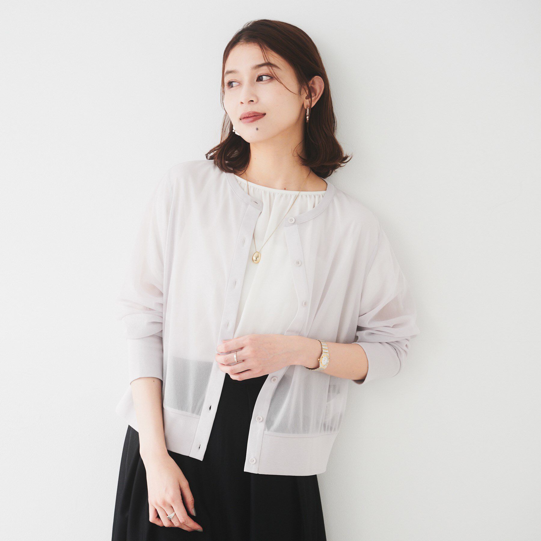 UNTITLED「【洗える/ストレッチ性/短丈】クルーネックシアーカーディガン」|カーディガン|ライトグレー(011