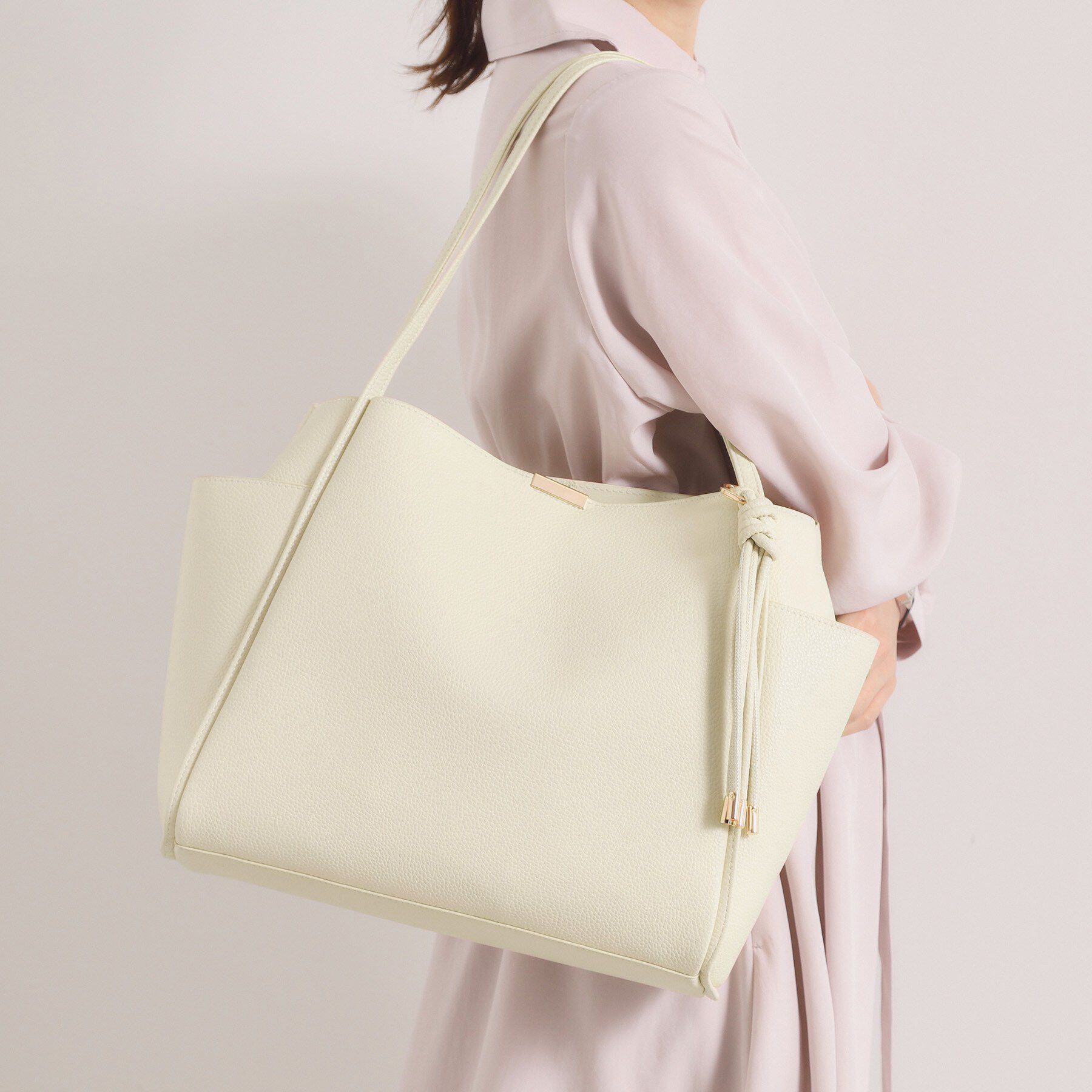 ITS&rsquo;DEMO「タッセル付変形A4トート」|トートバッグ|アイボリー(004)