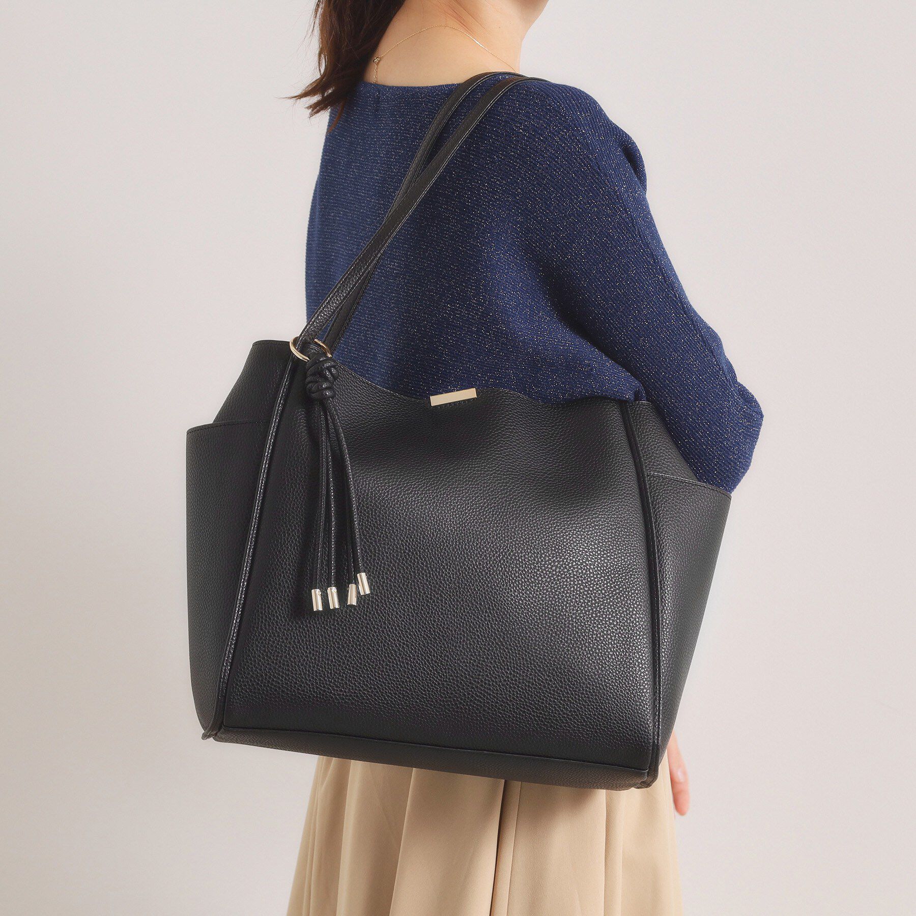 ITS&rsquo;DEMO「タッセル付変形A4トート」|トートバッグ|ブラック(019)