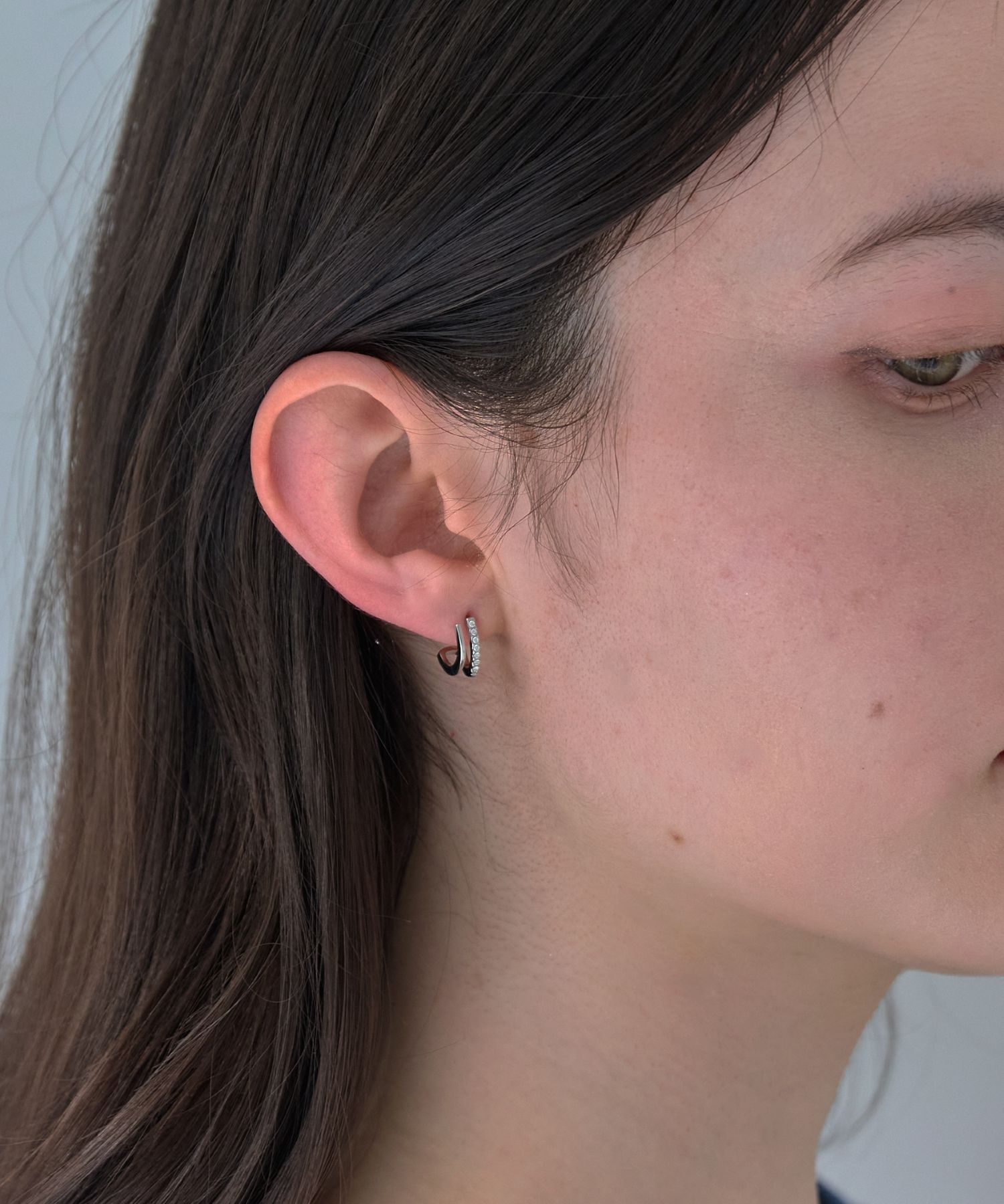 Phoebe「【金属アレルギー対応】メタル&times;ビジュー2ラインピアス　シルバー/サージカルステンレス」|ピアス|