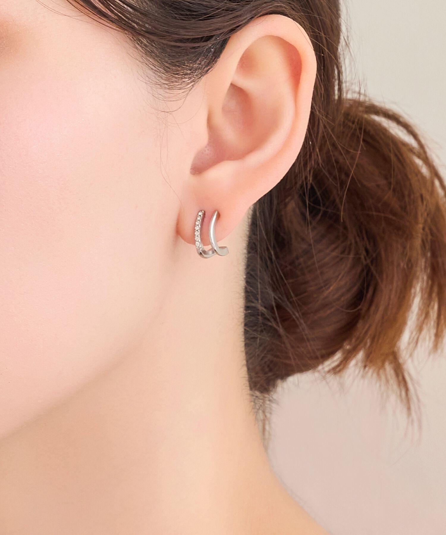 Phoebe「【金属アレルギー対応】メタル&times;ビジュー2ラインピアス　シルバー/サージカルステンレス」|ピアス|