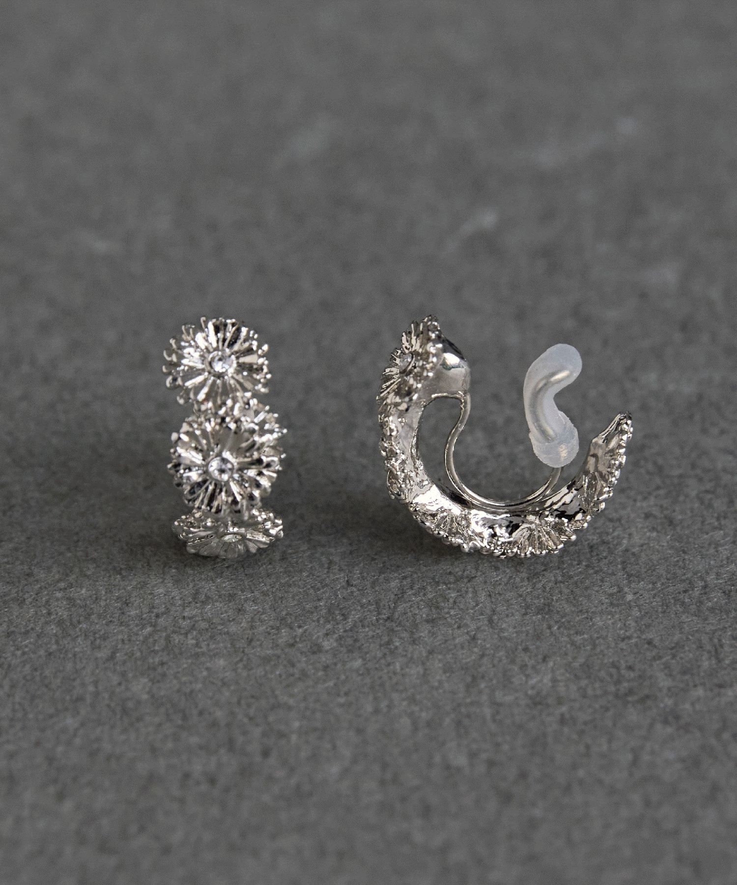 Phoebe「【痛くないシリーズ/金属アレルギー対応】マーガレットフラワーフープライトフィットイヤリング　シルバー」|イヤリング|シルバー