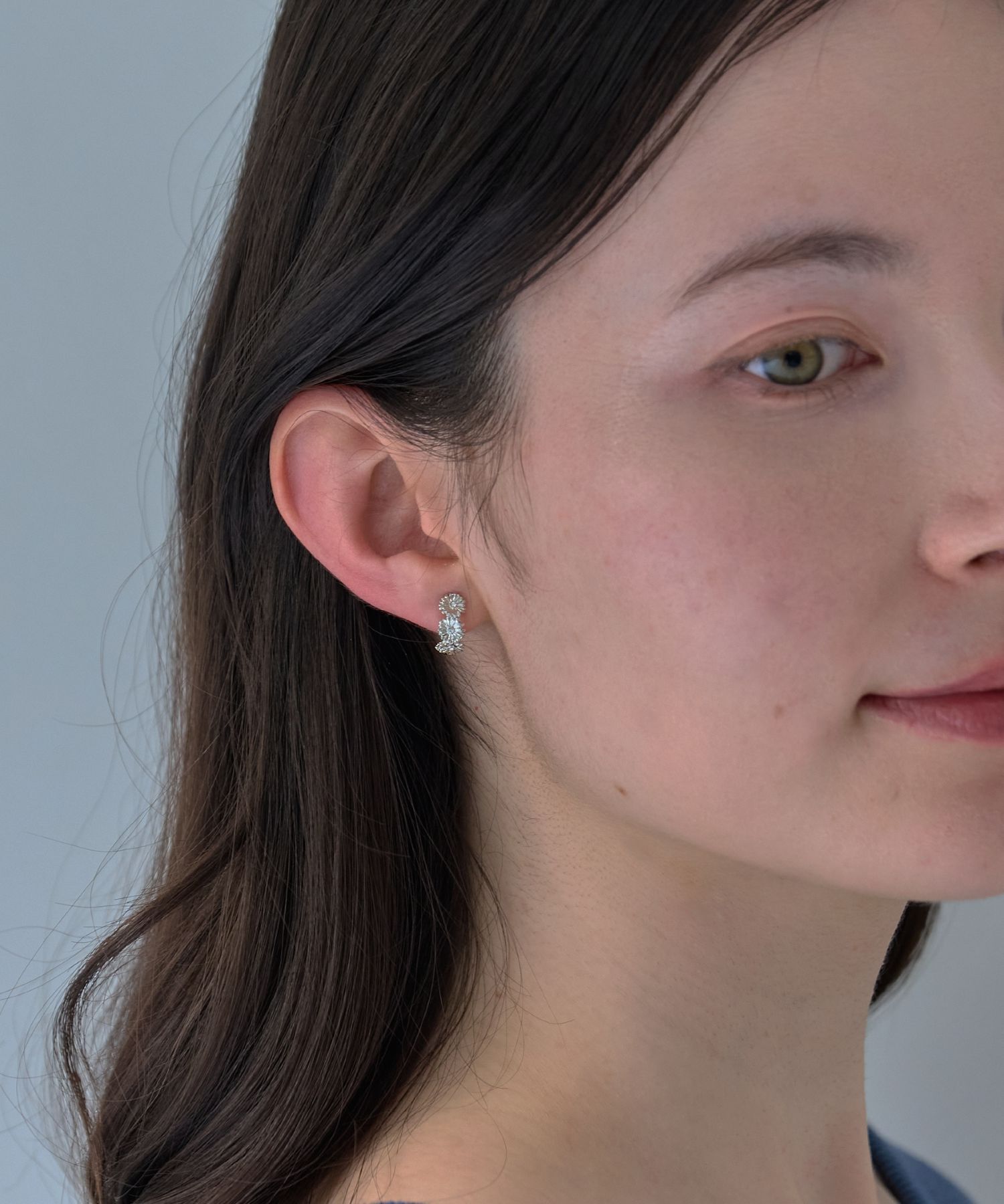 Phoebe「【痛くないシリーズ/金属アレルギー対応】マーガレットフラワーフープライトフィットイヤリング　シルバー」|イヤリング|