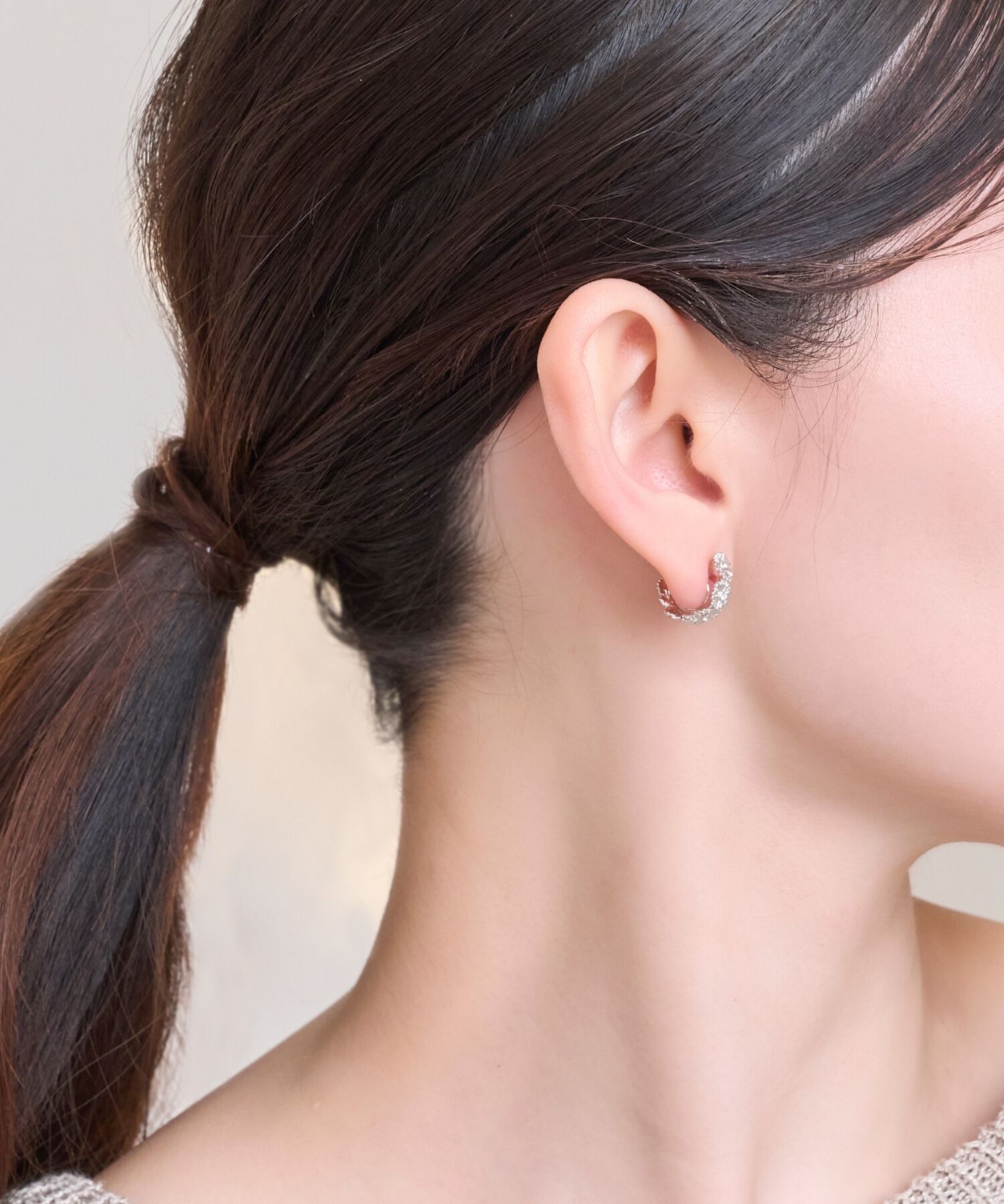 Phoebe「【痛くないシリーズ/金属アレルギー対応】マーガレットフラワーフープライトフィットイヤリング　シルバー」|イヤリング|