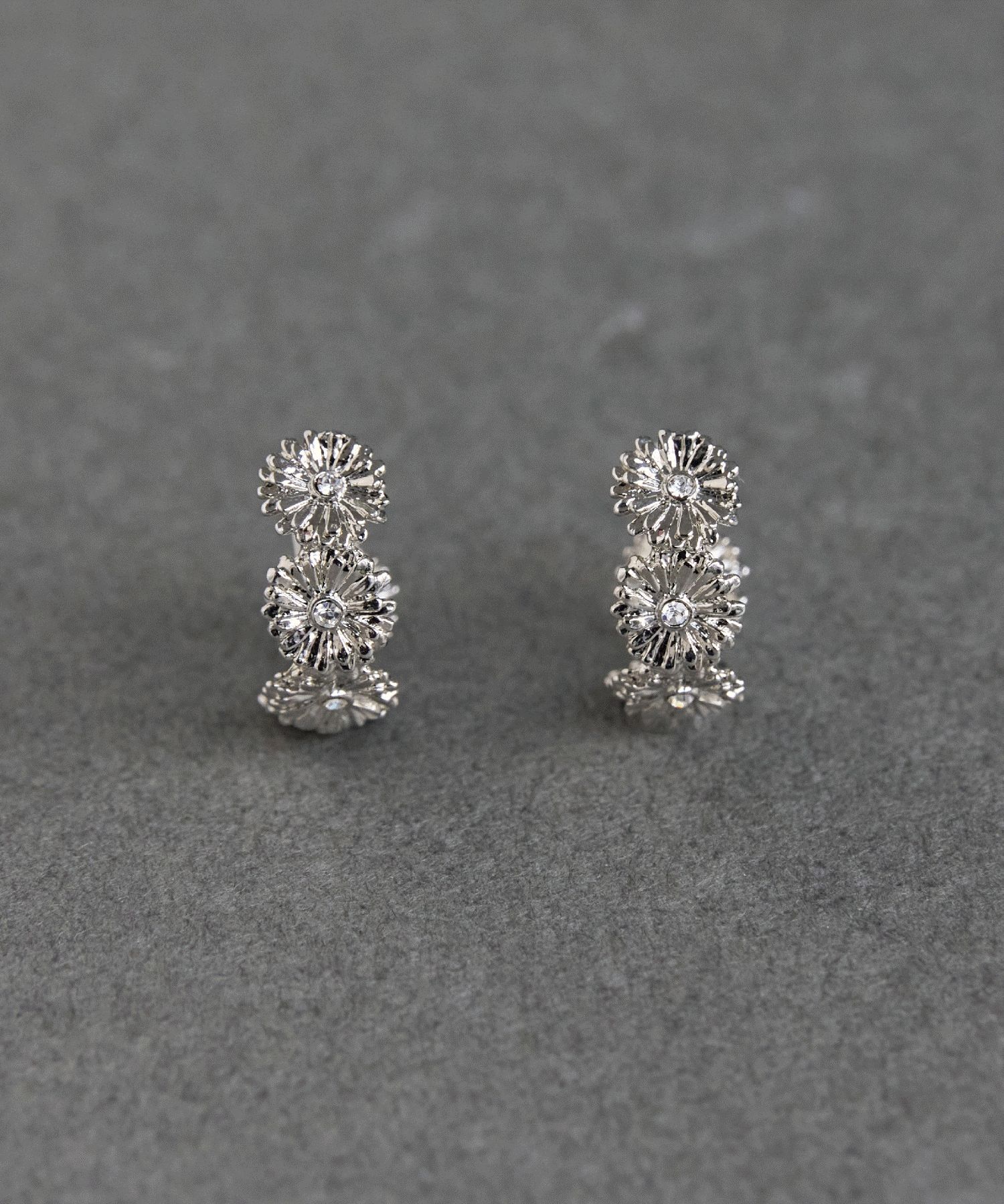 Phoebe「【痛くないシリーズ/金属アレルギー対応】マーガレットフラワーフープライトフィットイヤリング　シルバー」|イヤリング|