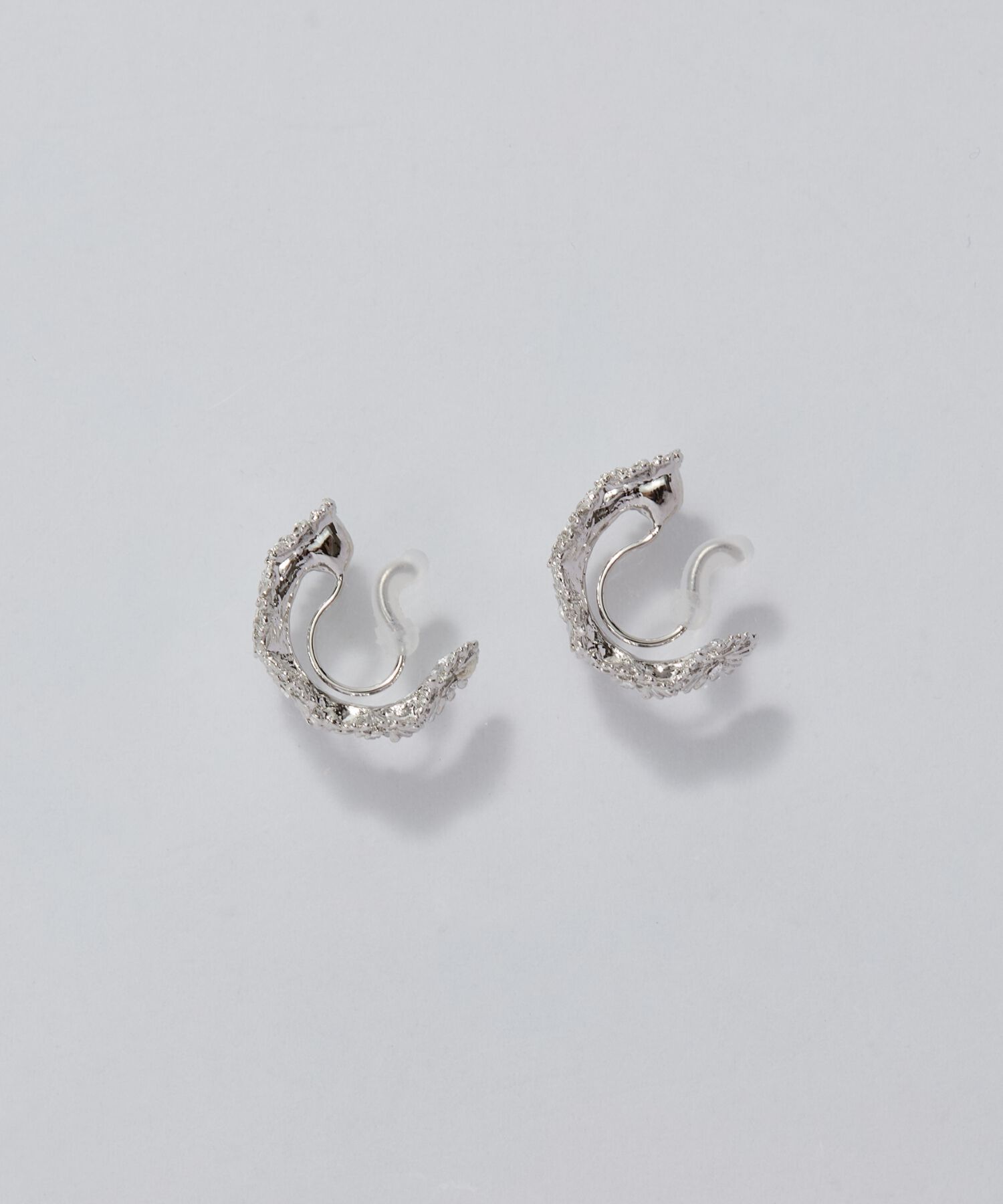 Phoebe「【痛くないシリーズ/金属アレルギー対応】マーガレットフラワーフープライトフィットイヤリング　シルバー」|イヤリング|