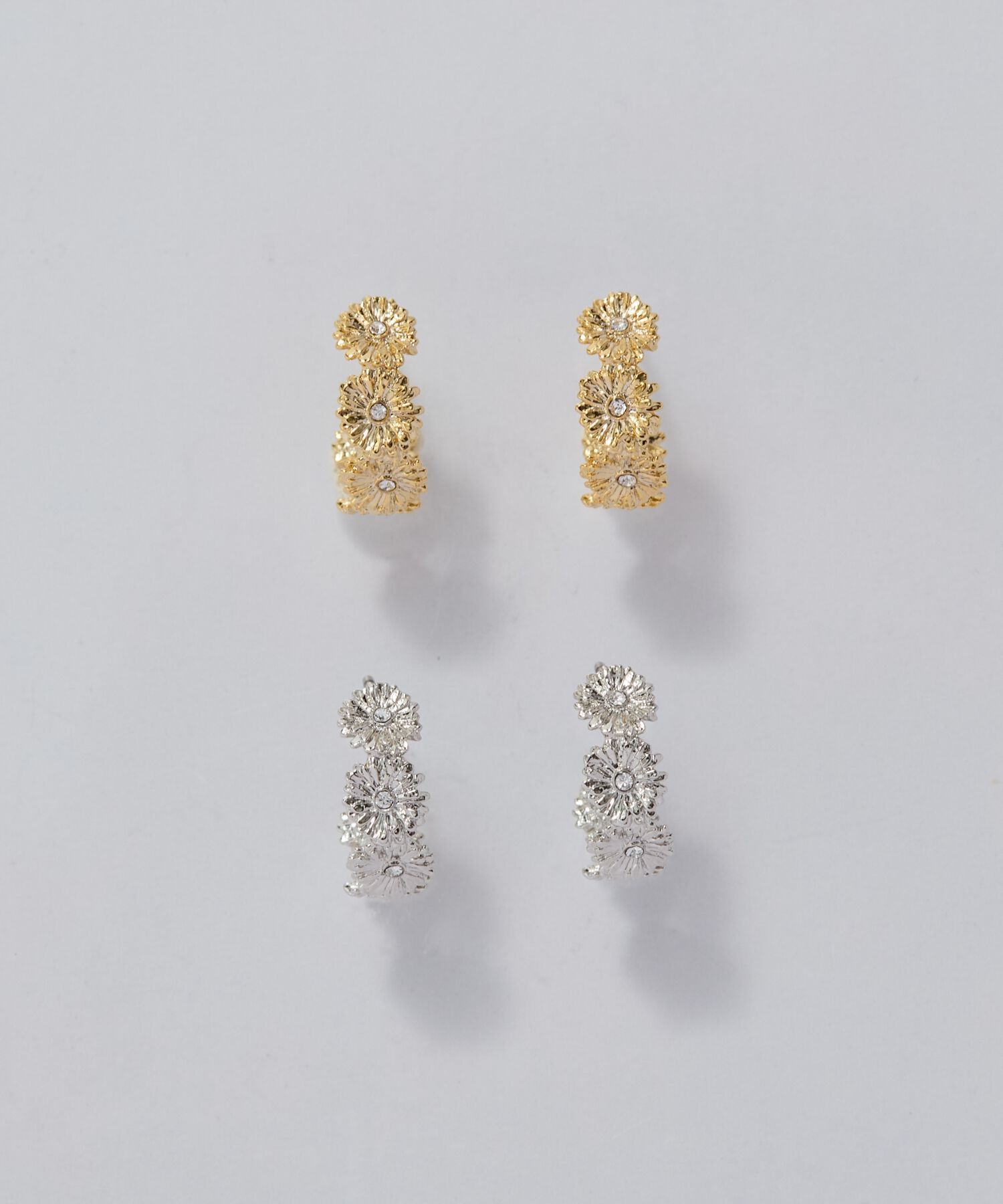 Phoebe「【痛くないシリーズ/金属アレルギー対応】マーガレットフラワーフープライトフィットイヤリング　シルバー」|イヤリング|