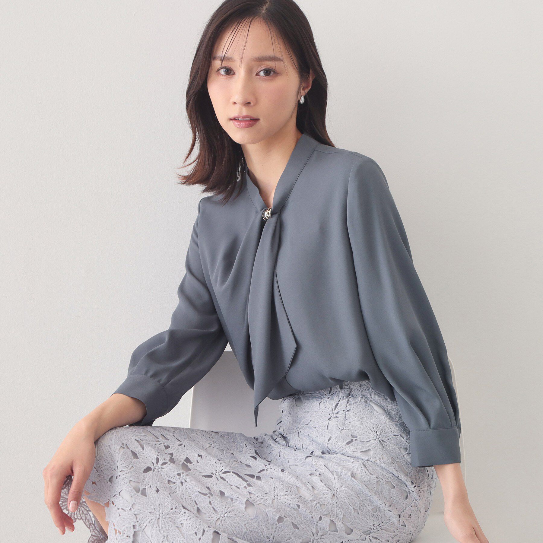 index「アシメドレープボウタイブラウス【洗濯機OK/イージーアイロン】」|シャツ・ブラウス|チャコールグレー(0